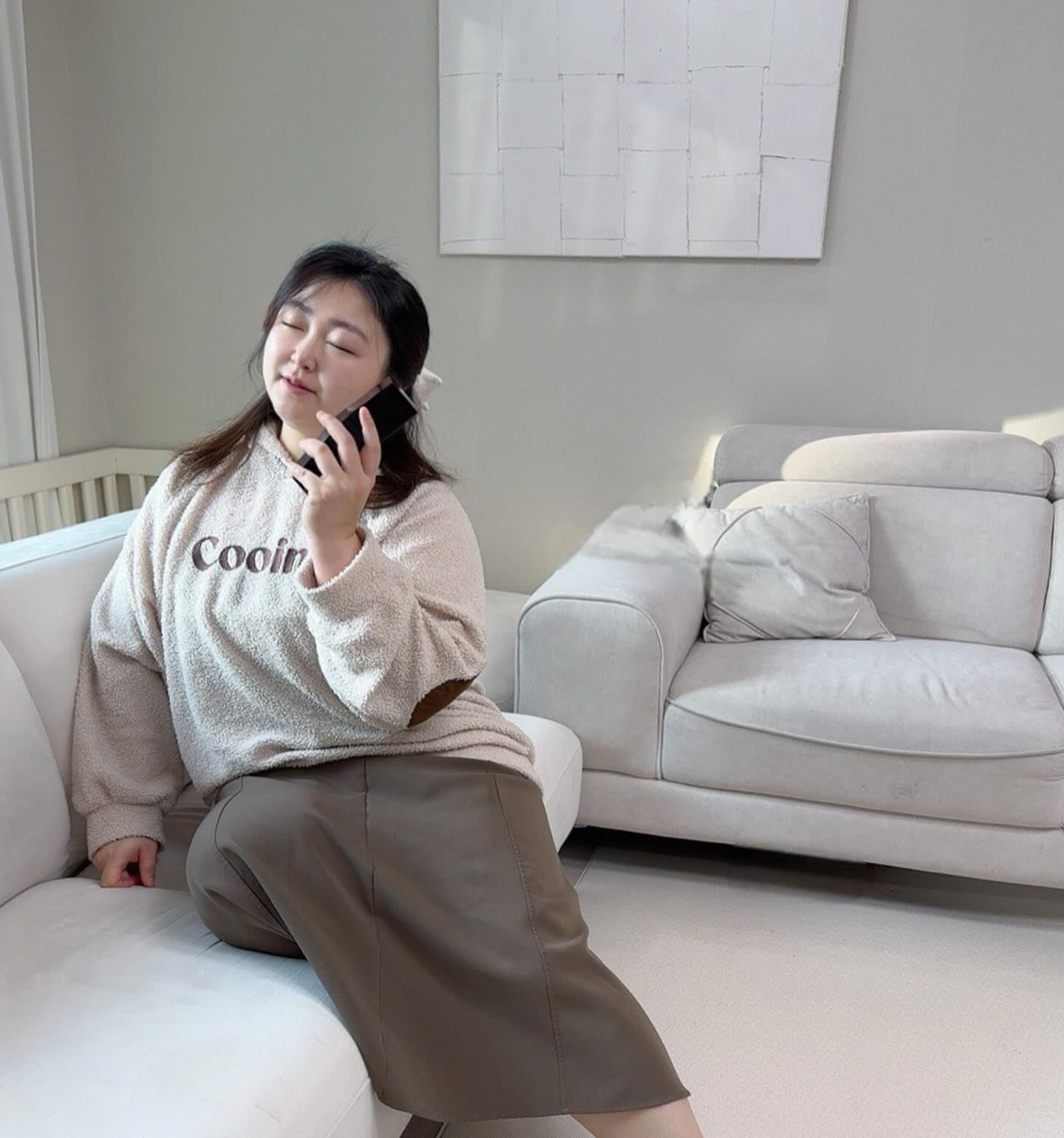 #광고 

무려 백년 피부 과학의 역사를 가진 프레스티지 브랜드 폴라
 유전자 스위치를 켜서 에이지리스 셀을 늘려 탄력있는 피부로 만드는 폴라만의 기술력이 담긴 B.A 비에이 밀크를 만나보았어요.

 POLA가 최초로 발견한, 노화에 영향 받은 세포들을 ‘에이지리스 셀’ 로 바꾸어 주는  유전자 코드인 LINC00942, 이 LINC00942가 적으면 노화가 빠르게 진행되고 많으면 노화가 늦어진다는 공식을 발견했어요.

제가 직접 사용해보니 부드럽고 크리미한 텍스쳐의 밀크 안의 고급 오일이 피부 지질층에 머금게 하여 피부 볼륨을 생성하고 피부의 깊은 곳까지 탄력을 채워주는 강한 리프트업을 도와주는 것을 느낄 수가 있었는데요.

실제 피부 모습을 보여드리고 싶어 기본 카메라로 촬영해보았는데요.
늘어져있는 모공상태 보이시죠?! 
피부의 탄력은 잃고 나면 회복이 어려워 고민스러웠는데 폴라가 독자적으로 개발한 에피·볼륨 캡슐과 오일이 함유된 밀크 에센스로 피부 속부터 수분이 차올라 쫀쫀해진 피부를 느껴볼 수 있었어요.

항당화 케어 안티에이징 오일이 피부와 만나게하는 B.A 비에이 밀크
유전자 레벨의 에피사이언스가 집대성된 새로운 화장품의 기술력을 피부로 느껴보세요.

#POLA #밀크에센스 #폴라 #항당화에센스 #에이징케어 #폴라화장품 #폴라뷰티 #신명품화장품