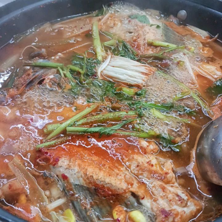 #광명어촌회수산시장 🐟
.
광명전통시장안에 있는 횟집인데  꽤  큰 규모에요!
다양한 메뉴들이 많더라구요😊

 점심 특선은 11시부터 3시까지
 광어회 정식으로!

광어회,초밥,새우튀김,매운탕,멍개,가자미찜,오징어무침,양배추샐러드 ,완두콩 구성이에요
 
광어회는 두툼하게  나왔는데 신선하고 탱글탱글
 얼음까지 넣어주셔서시원함.
양은 생각보다 많았음😍
새우튀김은 갓튀겨져나와서 바삭바삭🍤
가자미찜은 부드럽고 촉촉함
새콤달콤 매콤하게 나온 오징어무침🦑
초밥은 별미정도 🍣
마무리로  매운탕은  양이굉장히 
푸짐. 야채가 많이 들어있고  국물맛이 넘 시원💞
 밥한공기  뚝딱~ 15000원이면
가성비 쵝오인거 같아요🥰
회가 신선하고 음식은 맛있는데
바빠서 그런지  친절하지는 않았는데 조금 아쉬웠어요
.
.
.
#광명사거리역#광명사거리역맛집#회정식#가성비맛집#광명시장#광명전통시장#광명시장횟집##광명사거리맛집#광명시장맛집#먹팔#刺身#韓国グルメ#韓国料理#おすすめ