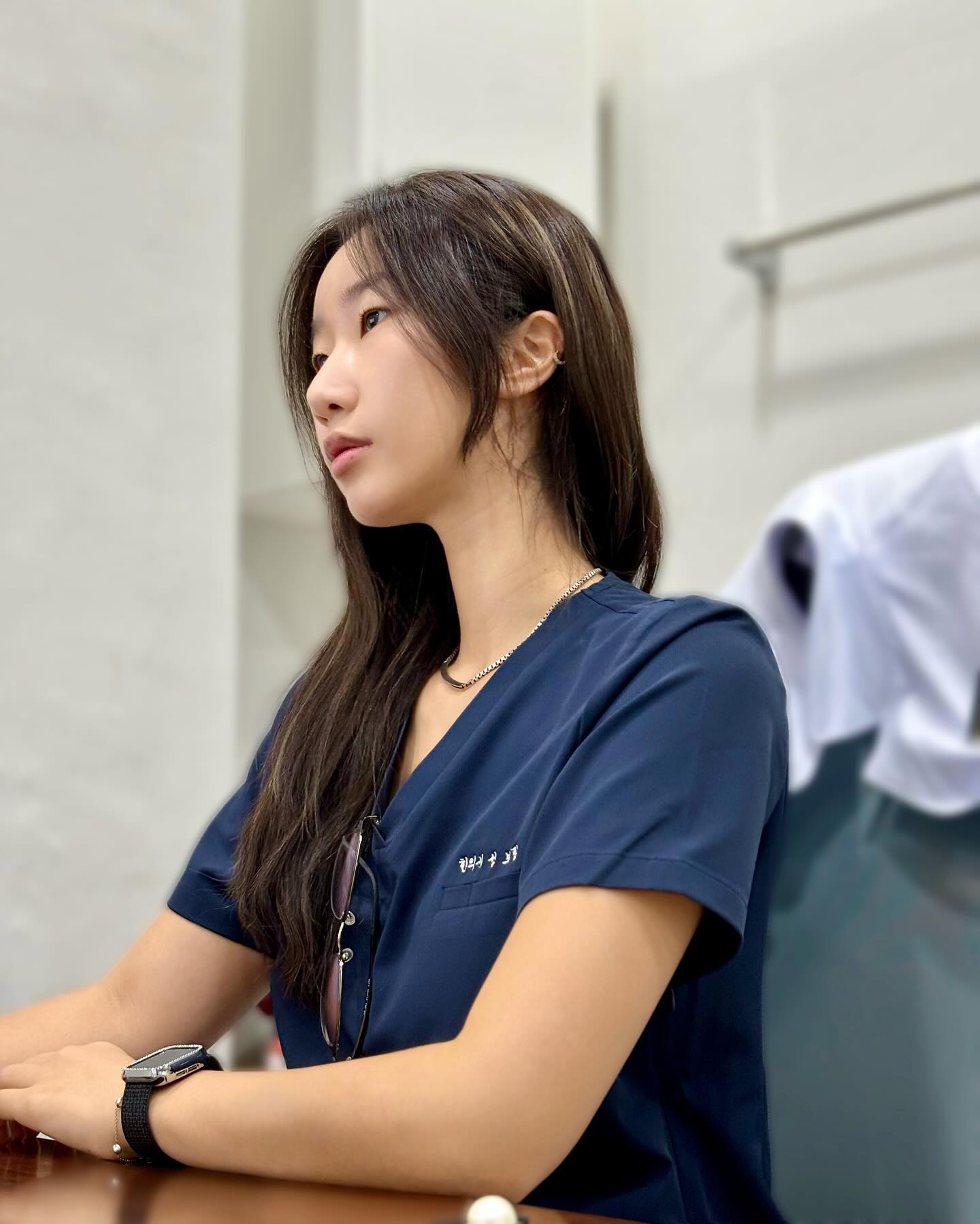 병원에서 입을 깔끔한 스크럽 없나 찾고 있던 와중에
아스페카에서 선물해주신 스크럽 너무 잘 입고 있어요!

아무래도 근무 중에는 편한 게 최고😉
자주 세탁하는 병원복이기 때문에 
옷감을 상당히 중요하게 생각하는데 아스페카가 최고인 것 같아요!☺️

다른 원장님들께도 너무 추천하는 스크럽이었습니다!

#메디컬웨어 #아스페카 #병원유니폼 #스크럽 #한의사 #한의사그램 #의사스타그램 #가운 #의사가운 #한의원 #병원