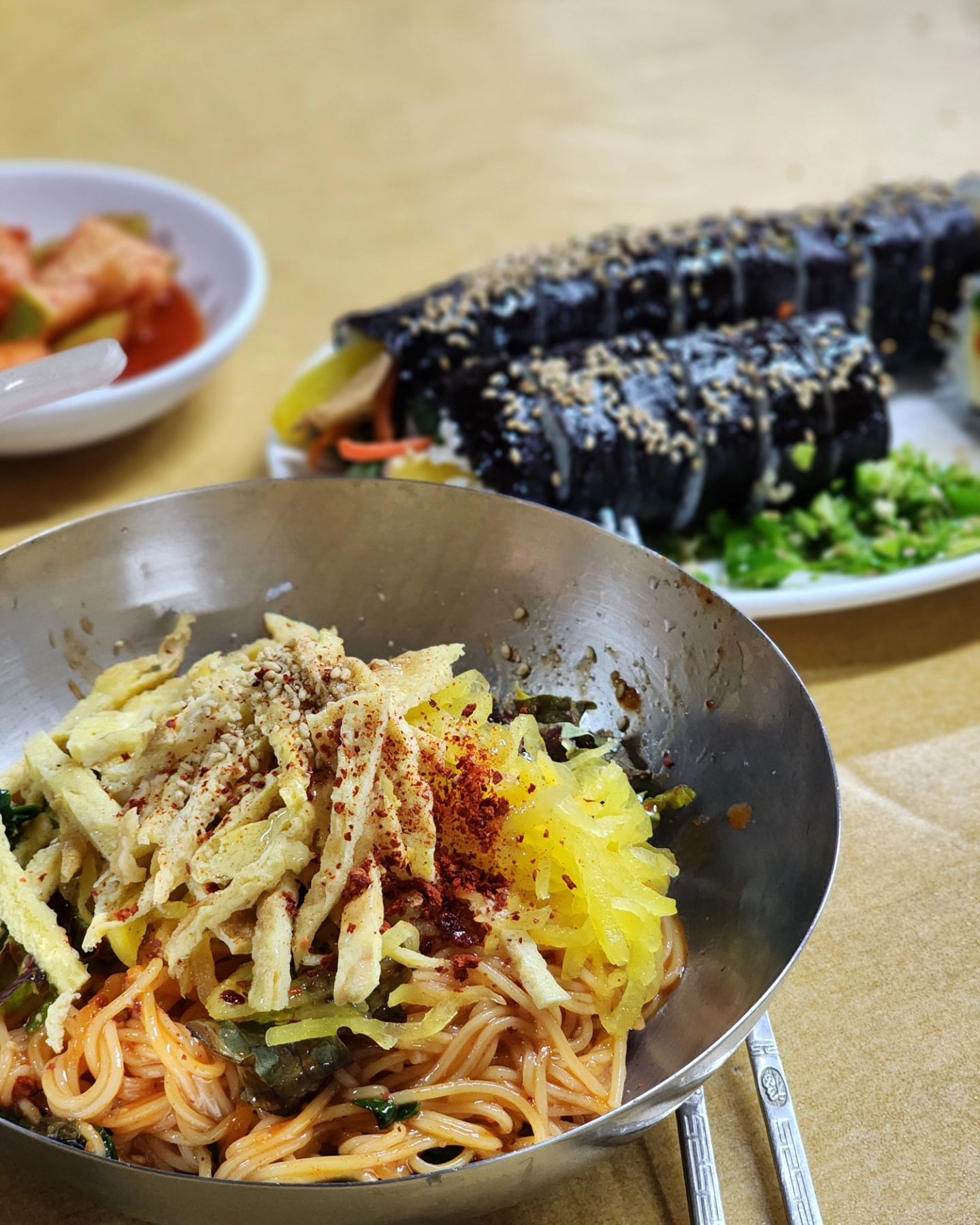 어제 저녁은 점심 과식으로 클렌징주스만 먹고 땡!
점심은 회사근처 영주시장칼국수집가서 비빔국수와 김밥으로
턱밑까지 먹었다 ㅋㅋㅋㅋㅋ 좋(은)맛!

특히, 여기김밥은 한번맛보면 생각나는곳...
손칼국수, 비빔국수, 김밥 추천 ♡ #종필이네

부산역 와서 연락하면 점심쏜당 !!