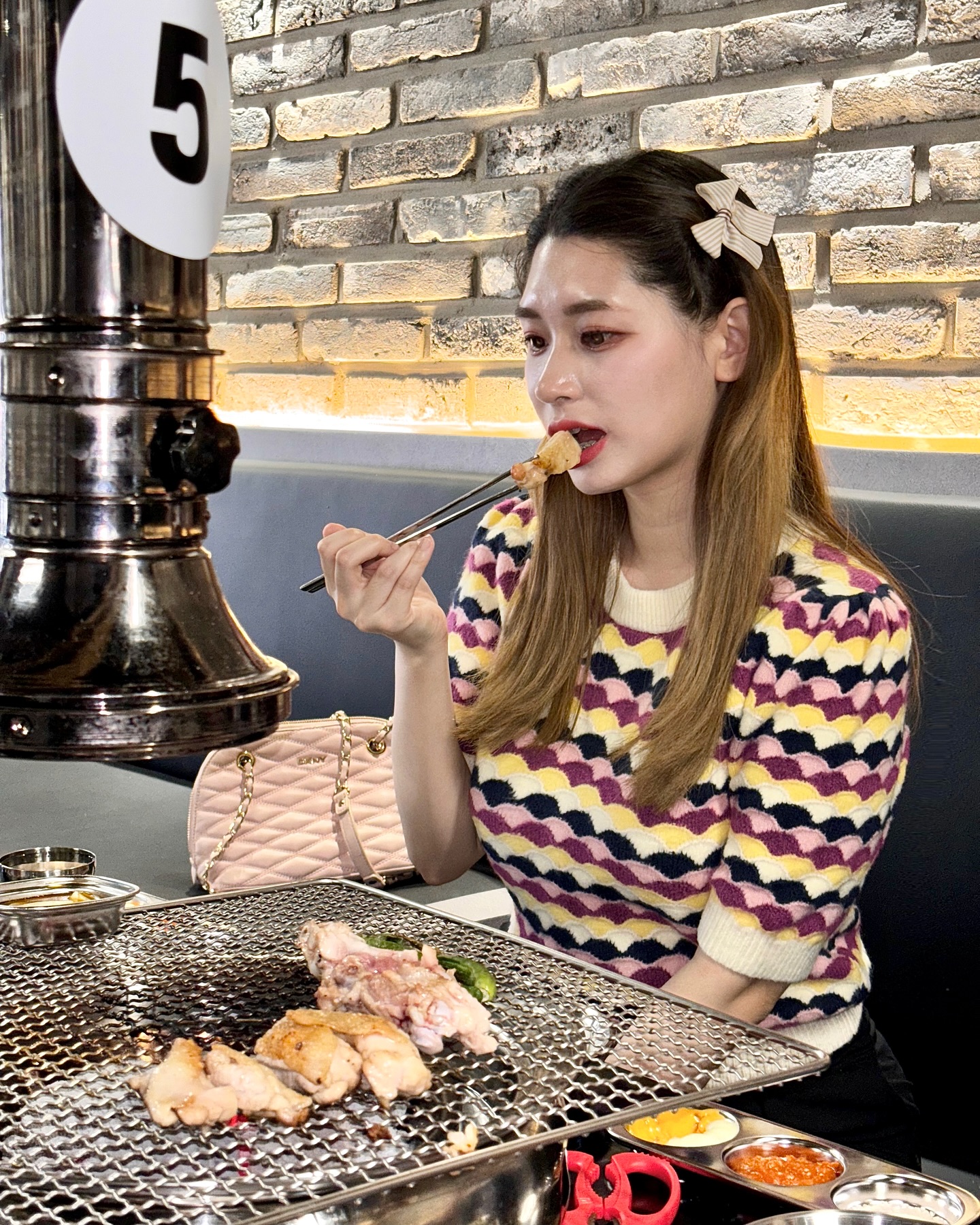 #협찬 논현동에 새로 오픈한 닭갈비 맛집🤎
깔끔한 분위기의 닭갈비 집,, 너무 좋지 않나요?
테라스 석도 있어서 날씨 좋을 땐 밖에서도 즐겨봐요

회식장소로도 제격일 것 같더라구요 직접 구워주시니까 태워먹을 일도 없다는게 큰 장점!!🔥
소스도 여러가지라서 다양한 맛으로 곁들여먹을 수 있어 좋았어요

📍 비와별닭갈비 논현점
 🧭 서울 강남구 학동로2길 45 1층
🕰️ 월-토 11:00-02:00 일 11:00-24:00
💵 숯불 생닭갈비 ₩15,000 춘천 물막국수 ₩9,000 숯불 양념닭갈비 ₩15,000 숯불 닭목살 ₩15,000 

#비와별#비와별닭갈비#비와별논현점#비와별닭갈비논현점#신논현맛집#신논현역맛집#논현맛집