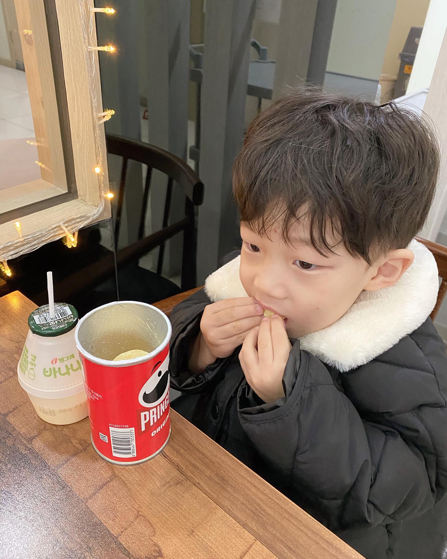 👶🏻

생애 첫 파마 😆

daisy__rram 
보람이 이모 고생했어요 ☺️

잘 앉아있다가 머리 풀 때쯤 부터
진상 오브 진상 손님 🤦🏻‍♀️
머리 감을 땐 악을 쓰고 울고
머리 다 하고 집에 가는 내내 짜증
집에가서도 한참 그래서
결국 혼나고 한 숨 자고 기분 좋아졌 .... 😑

머리 금방 풀린대서 아쉽지만
담에 또 하러 가야디 😆

거지존 탈출해서 속이 시원 ~ 하다 !! 👍🏻