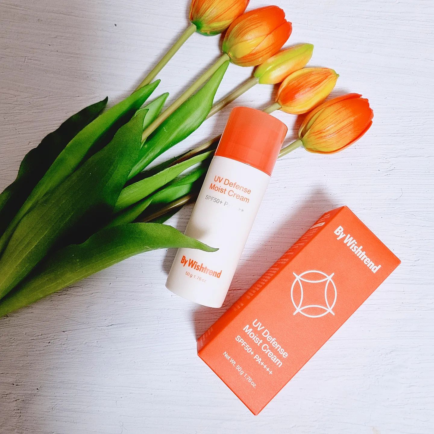 #제품제공 
🧡바이위시트렌드 
유브이 디펜스 모이스트 크림 SPF50+🧡

춥고 건조한 겨울엔 자외선 케어를 어떻게 챙기고 계시나요 ?
혹시! 여름처럼 느껴지고 보이지 않는다고
케어를 소홀히 하고 있진 않나요😮

저도 잠시 방심했다가 바이위시트렌드의
선 모이스트 크림을 만나 
다시 열심히 자외선 케어를 하고있어요!
몇달을 선케어 제품을 바르다 안바르다 했더니 연한 기미가 생겼더라구요🥺

겨울에도 자외선 케어는 필수에요!!
저는 끈적이는 걸 정말 싫어하는데
제가 써본 선케어 중 제일 안끈적이고
젤 촉촉하게 스며들었던 제품이라서
자주 손이가요🙂
백탁 현상도 없어서 더 좋아요 🫶

사용감도 너무 좋은데,
성분은 얼마나 더 좋은지 !!
그 비싸고 효과좋은 
📌판테놀 성분이 5,000ppm 이나 들어서 
주름개선은 물론 임상시험에서
피부 수분 밀도도 1048% 개선이 되었다고 해요.

끈적임 기름짐 백탁현상이 꺼려져
선케어 제품을 고를 때 고민이 되었다면
바이위시트렌드의 유브이 디펜스 모이스처 크림을 써보시길 바래요💖

🎁 amoremall.official
× bywishtrend.kr