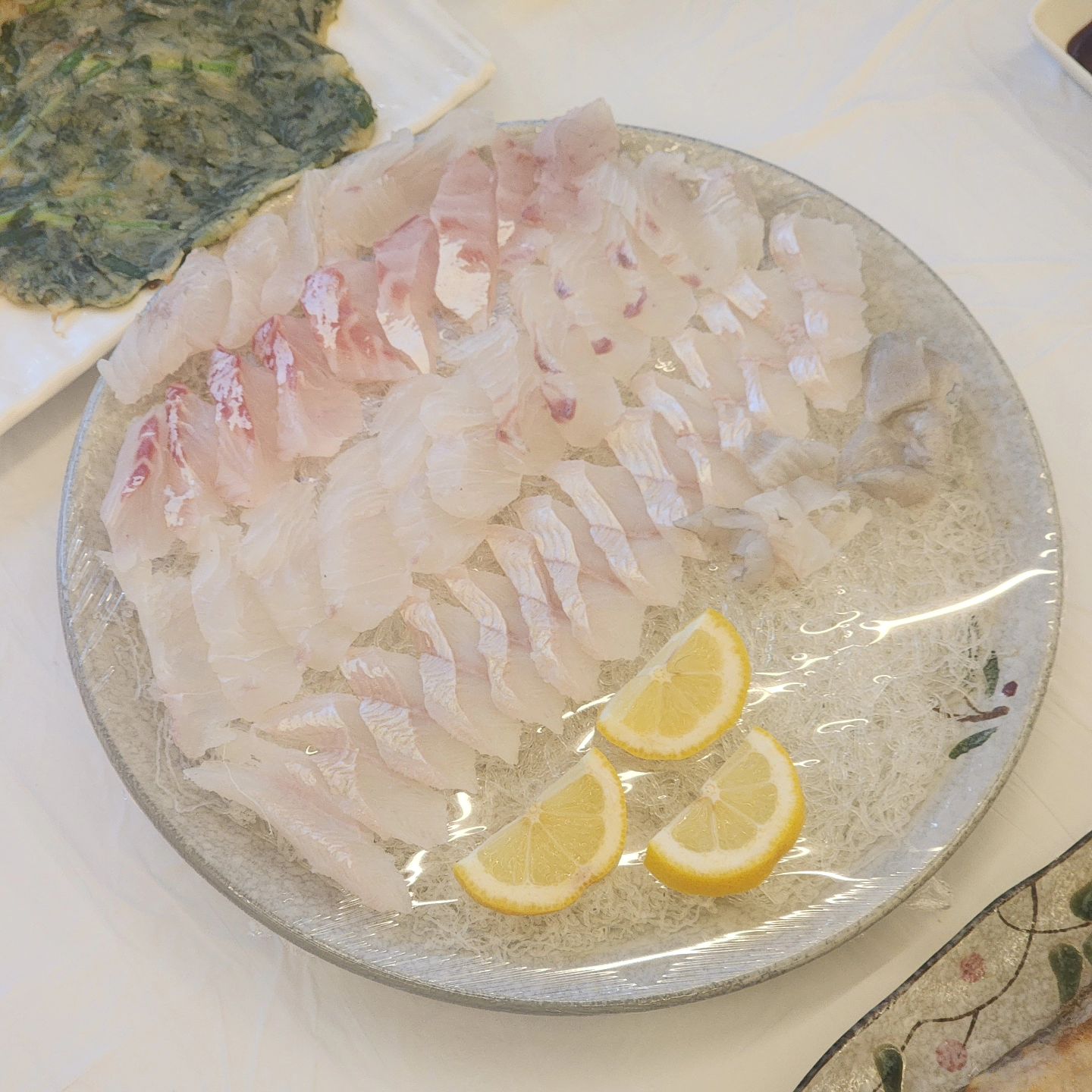 #협찬

제주에 왔으니 회 잔뜩먹어줘야쥬😋
성산일출봉 다녀오고 저녁으로
성산 자연산 회센터에서 모듬회 먹었어유~

제주 성산에서 30년간 자연산 활어 
중매를 해온 중매인이 운영하는 곳이라
신선하고 양도 많아서 가성비 좋더라구요!

모듬회에 돌돔, 광어, 아나고가 나왔는데
돌돔이 식감도 좋고 맛있더라구요🫶 
성산일출봉 맛집이니 성산에 가시면
한번 들려보시면 좋을것 같아요 :)

#협찬 #성산일출봉횟집 #제주성산맛집 #제주다금바리 
#성산일출봉맛집 #성산횟집 #제주다금바리맛집 
#서귀포횟집 #서귀포맛집 #제주해산물맛집 
#서귀포다금바리맛집 #서귀포핫플 #제주가볼만한곳 
#서귀포가볼만한곳 #성산포자연산회센타