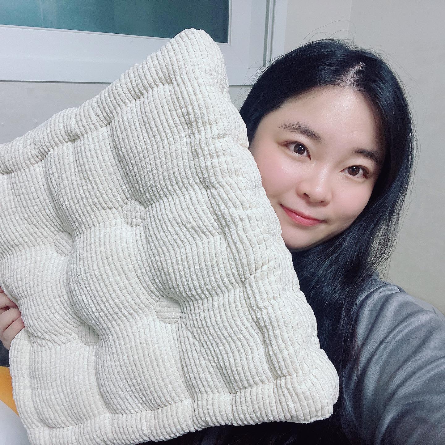 #광고

💛엉착쿠션
요즘 책상에서 시간을 많이 보내는데 저한테 꼭 필요한 쿠션을 선물 받았어요💛

푹신한 쿠션과 두깨감으로 오래앉아있아도 무리감이 덜한 친구더라고요💛
도톰해서 제가정말 좋아하는 푹신 푹신한 방석💛
사이즈가 딱 맞아서 다양한곳에 사용할수있더라고요 특히 겨울철 차량 시트에도 딱 맞게 사용할수있을거같아여 따뜻 따뜻 💛

허리쿠션 책상배개등 다양하게 활용가능한 엉착 쿠션!! 강추 드립니다 💛

.
.
.
.
.
.
#일상공감 #dailygonggam #일상공감엉착쿠션 #일상공감쿠션 #엉착쿠션 #일상공감쿠션방석 #일상공감방석 #쿠션방석 #방석 #쿠션방석추천 #방석추천 #푹신한쿠션감 #생활꿀템 #생활필수템 #사무실꿀템 #사무실필수템 #도톰한방석 #깔끔한디자인 #깔끔한방석