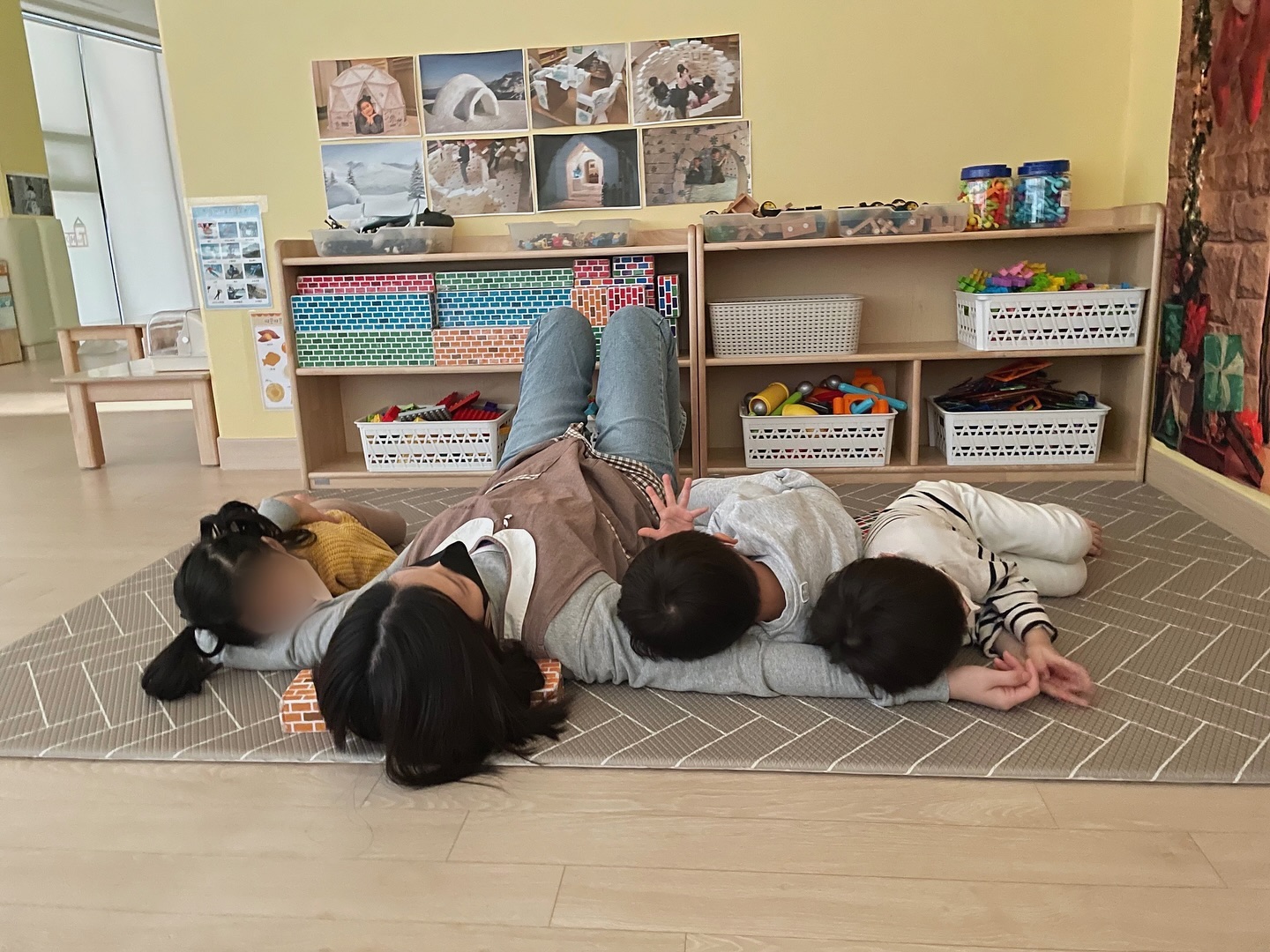 피가 안 통하는 건 기분 탓인가…💦
벽돌블록을 베개 삼아 잠깐 쉬는 중 ,, 에너지 넘치는 5살✨