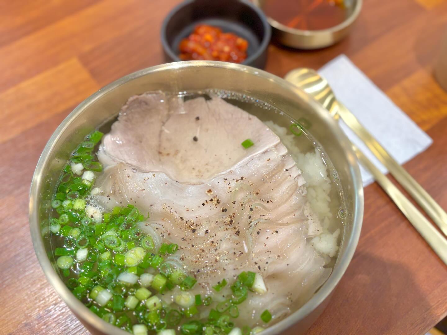 #식사권제공

쌀쌀한 날 생각나는 뽀얀 국물 🍲 명백집 동탄점에서
버크셔K(지리산흑돼지)로 만든 돼지곰탕 한 그릇 몰고가세요🐷

돼지곰탕이라고 해서 잡내가 나면 어쩌나 했는데
매장부터 식기류까지 깔끔정갈하더니 
흑돼지곰탕이 아주 깔끔 시원 정갈하기 그지 없구요?😙

지리산흑돼지의 부드럽고 풍부한 육향과 오징어젓갈, 그리고 맛깔나는 김치들과 함께 아주 근사한 한 끼를 완성할 수 있어요

그리고 일반인데도 양이 짱짱 많은데 밥이 모자랄경우는 셀프바에서 밥을 얼마든지 더 덜어와서 먹을 수 있어서 양많은 분들 추천임다 🍚 (물론 먹을만큼만 덜어오기!)

곁들임메뉴인 만두는 그냥그런 시판만두 쪄주는거 아니구 슴슴한숙성김치와 두부가 듬뿍들어있는 정통 강원도식 만두인데요🥟
그래서 그런지 아무리 집어먹어도 부담스럽지 않은 담백하고 깔끔한, 할머니가 집에서 직접 빚어주시던 그 맛이 아주 일품이에요 근데 포만감은 따봉👍🏻

명백집 본점은 블루리본 2023 선정 및 공중파방송 등에서 다수 출연한, 웨이팅 으마으마한 집인데 이렇게 동탄에서 명백집은 편히 즐길 수 있다니 넘 조코요..?! 🥰

위치는 동탄역 인근, 화성동부소방서(내후년에 들어오는) 건너편에 먹자골목에 있어요 
많이 따뜻해졌다해도 아침저녁으로 참 쌀쌀하구 비오는날도 쌀쌀한데 이럴때 명백집 흑돼지곰탕 한그릇으로 부담없는 한끼 어떨까요? 
(저 넘 맛있어서 낼 아침에도 먹을라고 특사이즈 내돈내산으로 사왔다는거 안비밀☺️ 근디 당일에 먹는게 젤 좋대요 흑)

#리뷰노트 #동탄역맛집 #동탄맛집 #동탄국밥 #국밥 #돼지곰탕 #뜨끈한한끼 #먹스타그램 #동탄직장인점심 #데이트 #일상 #좋반 #좋아요반사