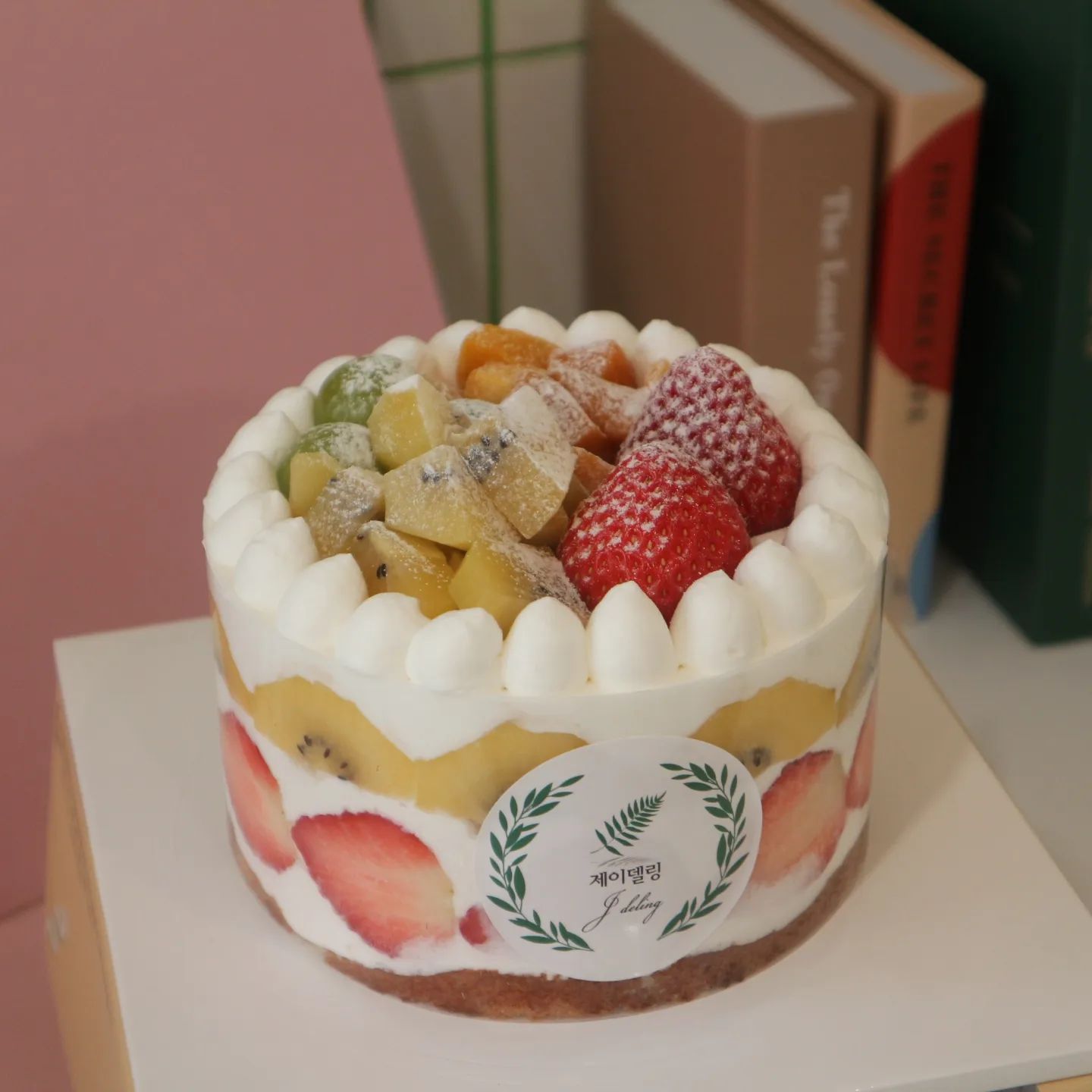🎂대구 달서구 케이크_제이델링 달서점

시그니처 과일폭탄케이크🍓🫒🥭🥝
내가 좋아하는 생크림에 과일폭탄..
일단 비주얼이 시강!
요즘 과일이 비싼데 정말 아낌없이 가득가득 넣어주는 곳이에요.
과일상태도 정말 신선하고 좋아요🫶

기념일에 선물하기에도 딱이에요!!
시그니처 케이크인 과일폭탄케이크말고도
레터링케이크,숫자케이크,반전케이크,포토케이크등 다양하게 주문가능해요😃

매장에 예약하고 픽업가니 픽업기다리는 다양한 케이크도
구경할 수 있었어요.

⚠️주말이나 공휴일은 미리 한달전부터 예약해두신 분들이 계셔서 미리 원하시는 픽업날짜에 주문이 가능한지 꼭 확인하세요.

jdeling_dg_dsg
제이델링 인스타에 들어가시면 다양한 케이크사진들을 보실 수 있습니다.

주문은 카카오톡 채널에서 제이델링달서점을 검색하세요.
채널에 들어가시면 주문방법이 더 자세히 나옵니다.

✔️대구 달서구 성당동 695-69 1층 (경화여고 정문)
✔️주차가능
✔️당일예약 불가/ 최소 2~3일 전 예약 필수