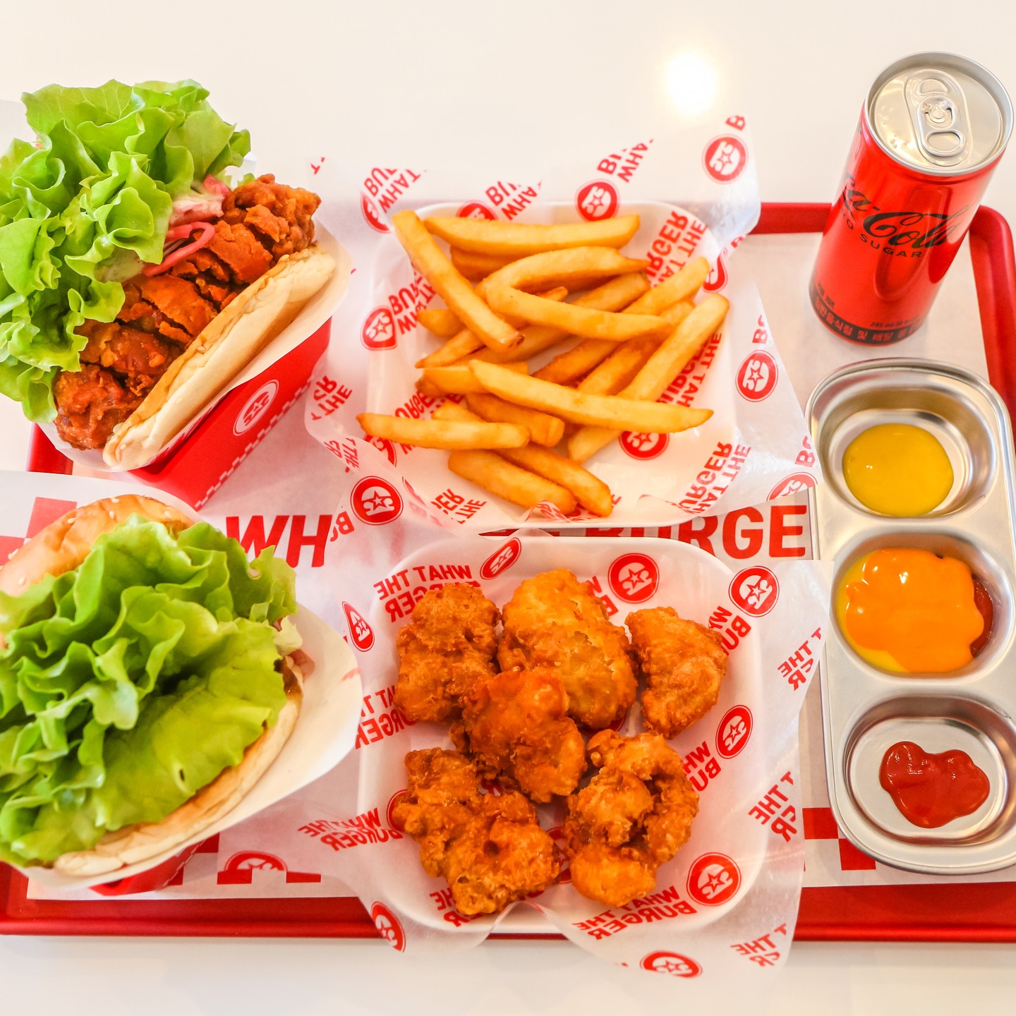 _
🍔 왓더버거 가산직영점
🍔 가산동 371-106 119호

🍔 통다리살치킨버거세트
- 제로콜라
- 감자튀김
🍔 불고기버거
🍔 오리지널치킨프라이

이번에 다녀온 매장은 가산디지털단지역 역세권에 위치한 '왓더버거 가산직영점' 되겠습니다. 가산동에서 기가막힌 수제버거를 맛보고 싶다면 이곳이 정답 되겠습니다😊

단품, 사이드, 세트 메뉴 등 정말 알찬 메뉴 라인업을 자랑하기때문에 취향따라 골라 먹는 재미를 기대 할 수 있겠으며 왓더버거의 경우 시그니처 메뉴가 또 인기이니 처음 방문하시는 분들은 시그니처 메뉴 위주로 공략을 해보시면 좋을 것 같습니다😘

저같은 경우에는 소울푸드가 닭이고 왓더버거가 프라이 종류를 또 기가막히게 만들어내기때문에 제 취향을 반영해서 메뉴를 선택했으며 이번에도 너무나 성공적인 시간을 보낼 수 있었습니다🥰

특히 치킨패티, 프라이의 바삭함 속에 감춰진 부드러움과 폭발하는 육즙은 제가 계속해서 주문을 하게 만드는 매력 포인트 중 하나 되겠으며 그 맛을 잊지못해 잊을만하면 한번씩 방문을 하게되는 것 같습니다😍

가산동 및 가산디지털단지역 근처에서 맛집, 수제버거가 땡기는 분들은 왓더버거 가산직영점을 방문하시면 후회없는 시간이 될거라 생각하며 홀, 포장, 배달 모두 이용이 가능하니 이 또한 필요에 따라 활용하시면 좋을 것 같습니다🤣
.
.
.
.
.
.
.
.
.
.
.
#왓더버거 #왓더버거가산직영점 #수제버거 #햄버거 #수제버거맛집 #가산동맛집 #가디역맛집 #가디맛집 #가산디지털단지맛집 #가산디지털단지역맛집 #가산동수제버거 #가산동햄버거 #가디역수제거버 #가디역햄버거 #감자튀김 #가라아게 #닭스타그램 #가산디지털단지 #맛집블로그 #맛집블로거 #오늘뭐먹지
