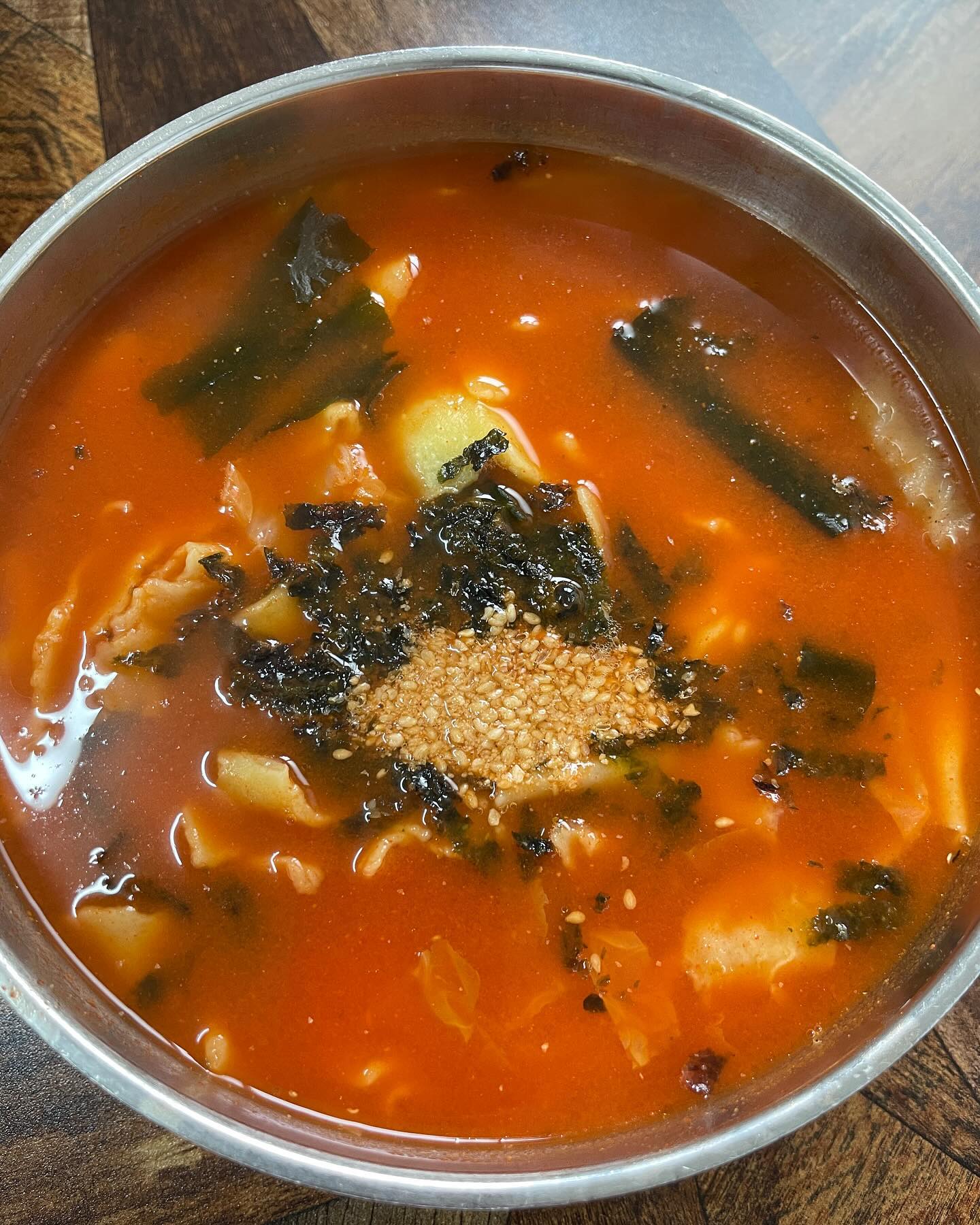 날씨 좋은날 다녀 온 팔공산 가성비 맛집
수제비 좋아하는 윤할모니 입맛에 딱이었던 곳
얼큰한 국물에 쫄깃한 수제비
그리고 미역이랑 바지락까지 완벽한 조합!
바삭바삭하고 오징어랑 조개 듬뿍 들어간 해물파전👍🏻
밀키트도 판매중이라 캠핑이나 펜션 놀러 갈 때
너무 좋을거 같음!!!㉭㉭㉭ 맛집 수제비를 간편하게!
매장도 넓고 깔끔해서 너무 좋았던 곳

📌매장 넓기 때문에 회전율 좋아서 웨이팅 있더라도
조금만 기다리면 바로 자리나서 입장 가능함!

#필공산얼큰이 #얼큰이손수제비칼국수 #팔공산맛집
🗂얼큰이수제비 8000원
해물파전 12000원
📍경북 칠곡군 동명면 팔공산로 159 팔공산얼큰이
⏰화~일 09:30 - 19:00 / 매주 월요일 정기휴무
🚘⭕️

230702일 #기록 #사진일기 #일상 #추억 #칠곡맛집 #동면맛집 #팔공산칼국수맛집 #내돈내산 #맛점 #맛저 #먹방 #먹스타그램 #맛스타그램 #술스타그램 #맛잘알 #쩝쩝박사 #내돈내산 #먹팔 #좋아요 #좋반 #좋아요테러 #fff #daily