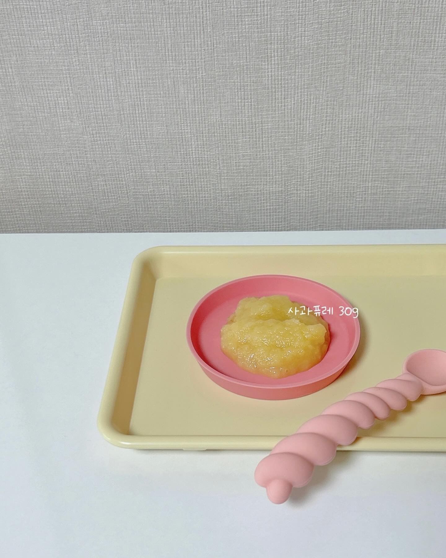 첫 사과퓨레 ✩⡱
태어나서 처음 맛보는 과일맛 
한입 먹고 씨익 웃는 이혀니 
30g만 주고 나머지 70g은 옴마꼬 ⟡
맛있네에 맛있따 ⟡ ⟡ 
#프레벨롱사과퓨레