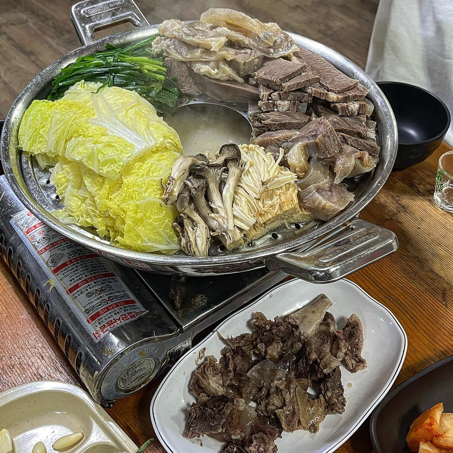 소주꾼들 기절하는 수육전골 끝장집
#동두천#진미옥

백종원 3대천왕에서 극찬받은 이집은 동두천에 위치한 설렁탕 전문 한식당이다.

한우 육우를 사용해 뽑아낸 국물로 고기와 육수를 말아낸 설렁탕이 대표메뉴이고 

다양한 부위(소머리 양지 우설 스지 포함) 채소를 같이 먹는 수육전골찜은 나의 베스트 메뉴이며 소주가 무한으로 들어가는 존맛 메뉴다;; 

고기잡내? 그런 건 1도 없고 육수는 말해뭐해 이집 대표인 설렁탕 국물이라 마시고 해장하고 마시고 해장 가능; 심지어 가격이 저렴한데 양은 또 엄청나서 4명이서 대자 배터지게 먹음;;

동두천을 넘어 전국 최강 수육전골집이다🔥

중 : 50,000원
대 : 60,000원

🎈동두천 진미옥
위치 : 생연동 578-55
시간 : 07:00-21:00
주차가능
