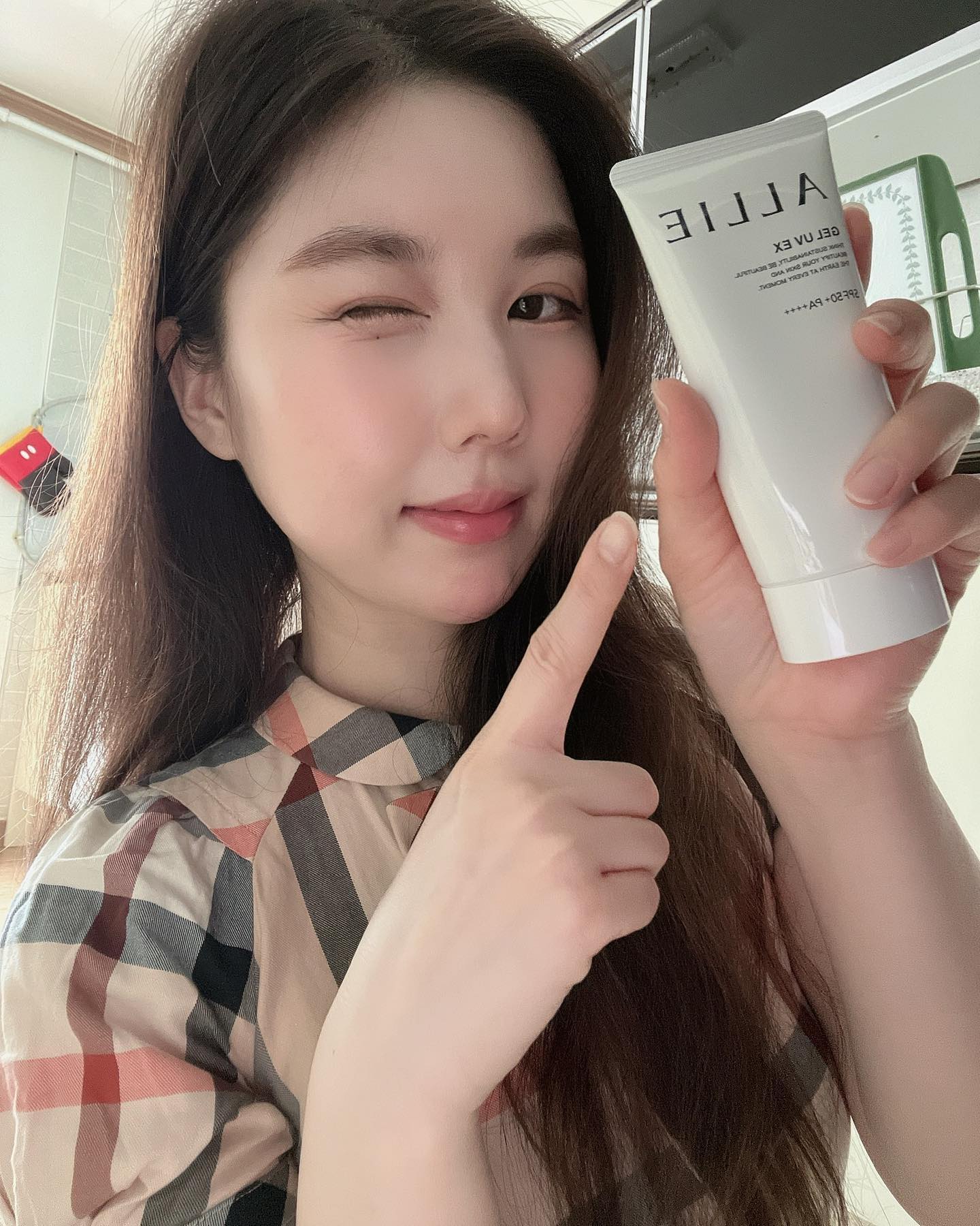 #광고

알리 크로노 뷰티 젤 UV EX🤍

땀, 물, 마찰에 강해 잘 지워지지 않는 #착붙썬 
“알리 크로노 뷰티 젤 UV EX“☀️

땀, 물에 특히 강해 메이크업 위에도 밀림 없이 균일하게 밀착!!
일상생활/바다/수영장/야외활동에도 GOOD👏

강력한 자외선 차단 효과 SPF 50+  PA++++의 
#강력자차 로 엄청 덥고 습한 요즘같은 장마와 한여름에 UV차단에 너무 좋은 제품이에요💛

피부 자극 테스트 완료된 저자극 선케어☀️ 파라벤 / 향료 / 색소 FREE💛 일반세안제, 바디워시로 깨끗하게 클렌징 가능해용 90g 짐승용량으로 얼굴은 물론 바디까지 넉넉하게!
여름내내 탈걱정 노노😎

끈적임 없는 산뜻한 젤 타입이라 끈적임 없이 
너무 좋더라구요!! 😚
(안그래도 여름에 끈적이는거 너무 싫잖아요…!!! )

촉촉하고 투명하게 이쁜 피부표현!!💛
고보습 히알루론산이 함유된 촉촉한 젤이 부드러운 발림성으로 피부에 균일하게 밀착되어 피부가 자연스럽게 한톤 업 되서 메이크업 베이스로도 너무 좋아용☺️

촉촉한데 피부에 끈적임 없이 산뜻하게
마무리 되는 제품이라 손이 자주갈 제품이에요!!
완죤 강추드리는 꿀템이라 소개해드려용🐰

#협찬 #알리선크림 #알리크로노뷰티젤 #저자극선크림 #시코르선크림 #젤타입선크림 #선크림추천 #착붙썬 #촉촉한선크림 #워터프루프선크림 #관리 #관리하는여자 #여름 #장마 #일반인모델