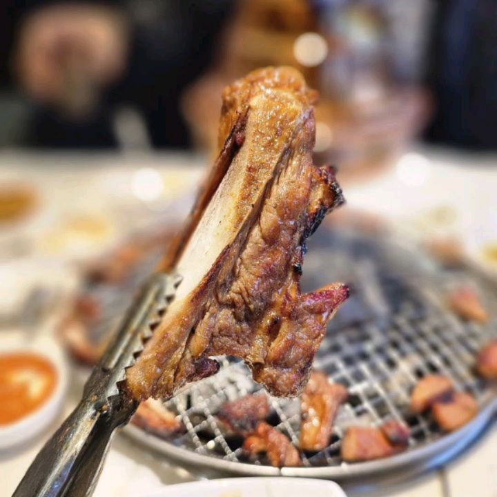 #협찬 유일하게 24시간 운영하는 #명륜진사갈비 
파주다율동에 오픈했다해서 다녀왔어요~!

먹성 좋은 우리 가족
가격 부담 없이 이용하는 #명륜진사갈비
이제는 시간 상관없이
이용 할 수 있다니 정말 좋아요~~

매장이 층고가 높고 넓어 쾌적하게 고기를 구울 수 있고
#무한리필고기맛집 답게
돼지갈비 목살 등갈비(프렌치렉) 돼지껍데기 
숯불닭갈비 다양하게 준비되어 
골라 먹을 수 있어 정말 신나신나~~~!
#돼지갈비맛집 이지만 요즘 통삼겹살맛집 이라고
하고 싶을 정도로 정말 맛있어요^0^ 

다율동 명륜진사갈비는 유일하게 
테이블 오더가 설치되어있어 더욱 편하게 
이용 할 수 있고 저녁에는 고급 레스토랑 분위라
연말 모임하기도 딱인거 같아요~!

조금 컸다고 놀이방은 시시한 초등학생아이들에게 
딱 맞춤 놀이 공간이 있어 좋았어요~

#다율동맛집 #파주운정맛집 #운정맛집 #파주맛집
#명륜진사갈비파주다율점