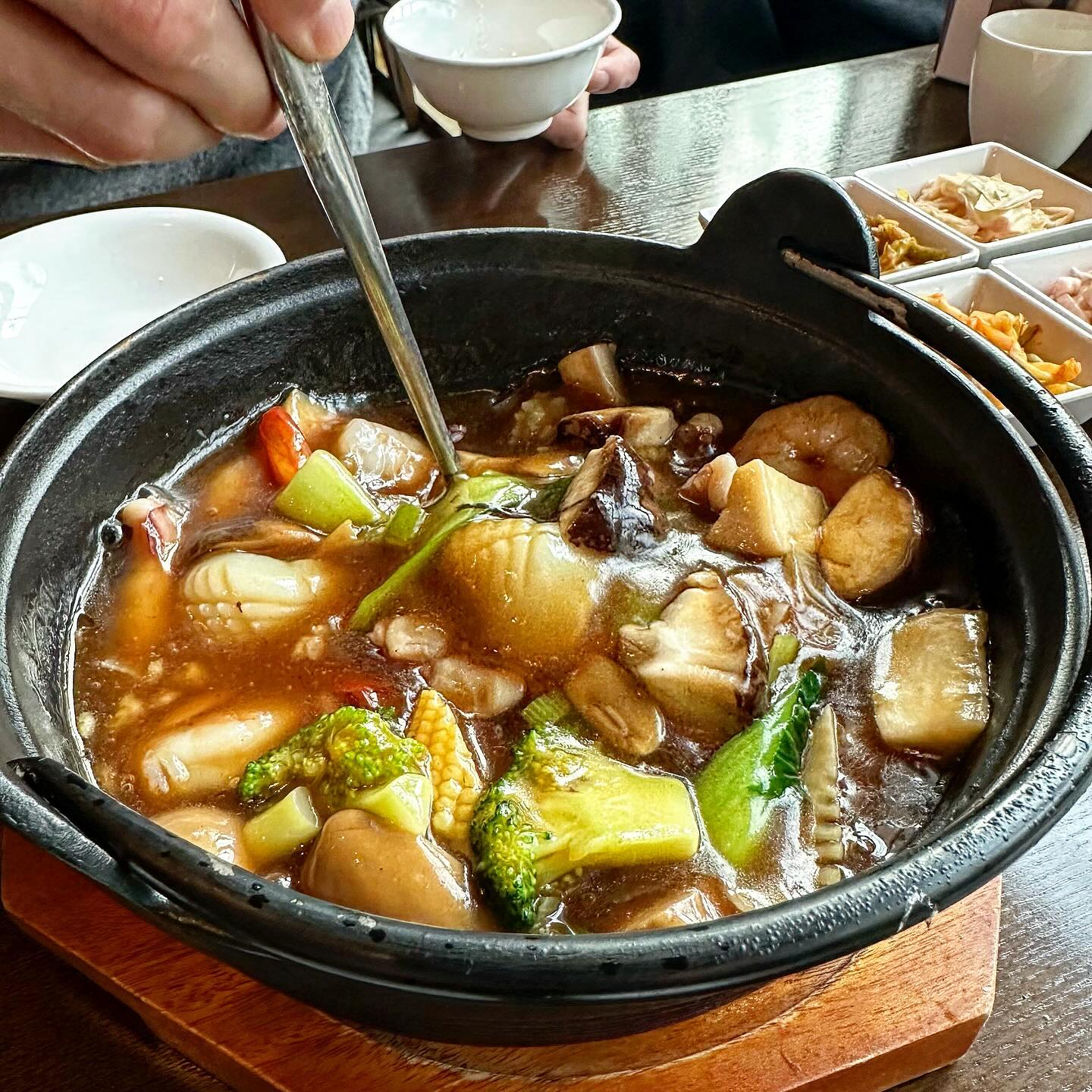 .
[ #여의도 _ #차이나플레인 ] [ #내돈내산 ]
-
🔈영상 소리 켜고 들어보세요🔈

오랜만에 중식에 한잔🍶
여의도 전경련회관 지하에 있는 차이나 플레인에서
해물 누룽지탕, 사천 꿔바로우, 짜장, 차돌 짬뽕에 한잔했습니다!

매장도 고급스럽고 음식맛도 깔끔해서 
가끔 중식 땡길 때 가는 곳인데요
저는 특히 이곳에 짜장면이 다른 곳과 제일 다른것 같더라구요🤩
양파를 불에 그을린 단맛? 같은 특이한 맛이 좋아서 
가끔 생각이 납니다🙌🏼

이날은 술을 마시려고 갔기때문에
해물 누룽지탕과 사천 꿔바로우를 우선 주문했는데
해물 누룽지탕은 신선한 해물과 야채가 
듬뿍 들어가 있어서 너무 좋았습니다🍲

사천 꿔바로우는 갓튀겨내서 겉바속쫀이였는데
깨끗한 기름에 갓튀긴 느낌이 너무 좋았습니다🥠

그리고 사실 너무 배불러서 짜장과 짬뽕을 시켜야 하나
고민하다가 시킨 짜장, 짬뽕🍜
짜장은 제가 좋아하는 그 짜장맛 그대로였고
짬뽕은 차돌 양 무엇🤩

배 찢어지도록 먹고 왔습니다🐽
-
#중식 #중식당 #여의도맛집 #여의도중식당 #짜장면 #짬뽕 #해물누룽지탕 #꿔바로우 #한잔 #전경련회관