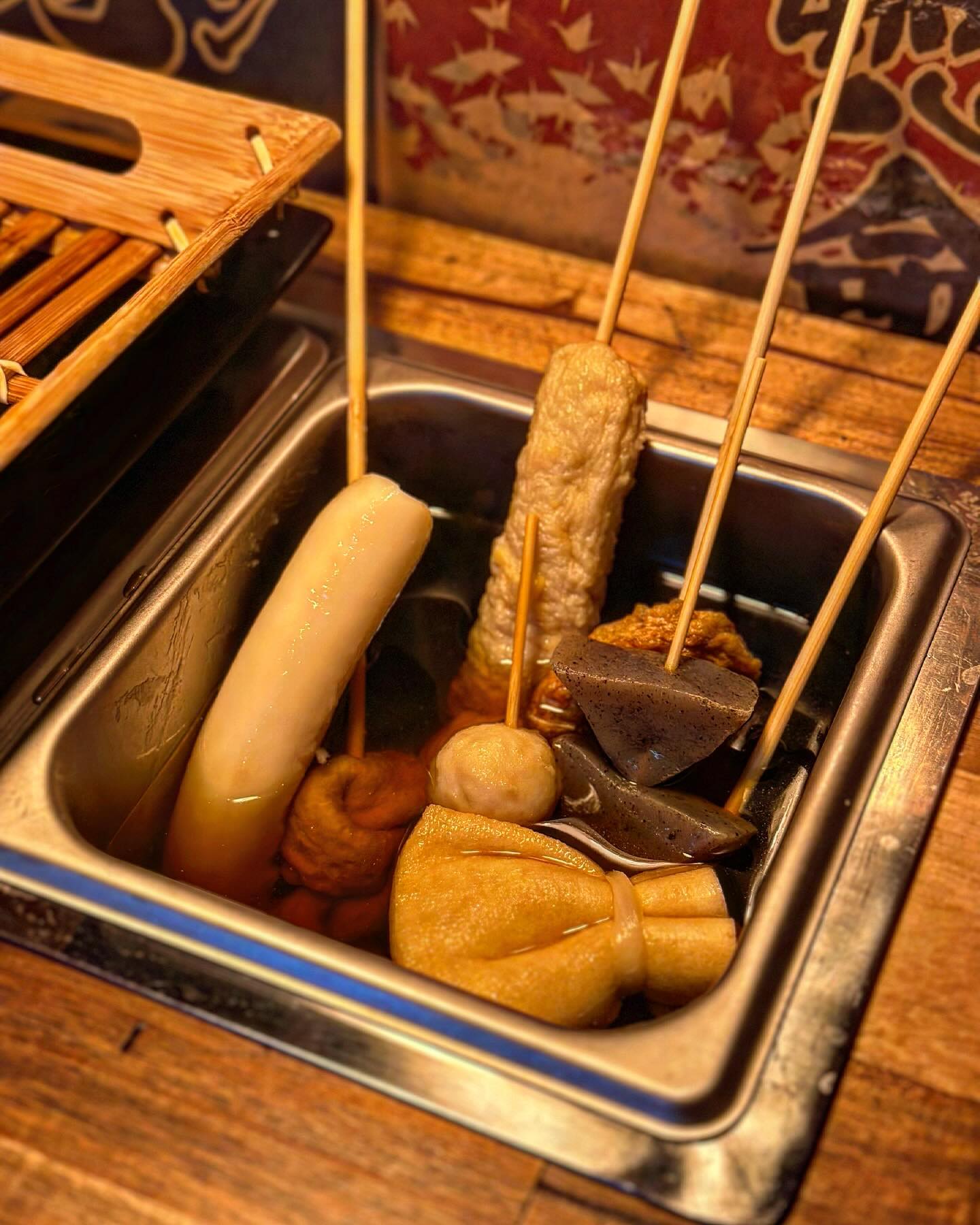뜨끈한 어묵이 땡길 때 🍢🍥
📍#철길부산집 #철길부산집성남모란점 
  
일본 분위기 물씬,,
어묵국물 떠먹는 국자부터 감성 미첫도리..
살살 녹아버리는 연어배 타고 가셔요 😋
  
#모란맛집 #모란술집 #모란먹스타 #모란핫플
#성남핫플 #오뎅바 #어묵바 #어묵맛집 #일본감성