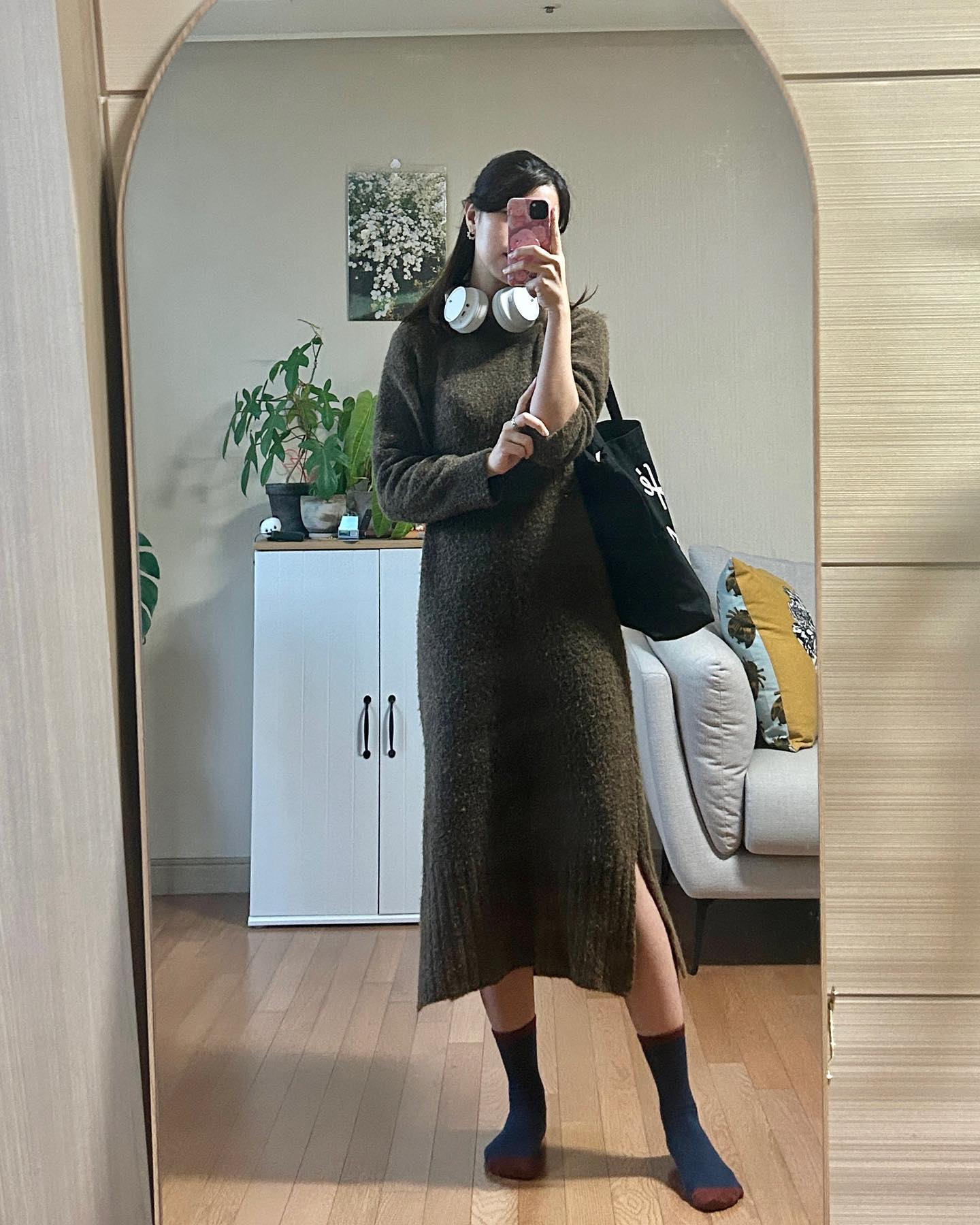 #glamjh_ootd #뗘니룩 
오늘은 집들이 놀러가는 심플룩✨
드디어 금요일이네여!🫣🫣🫣🫣
보고싶었다 금요일...

Dress : kuho_official 
Bag : maisonkitsune
