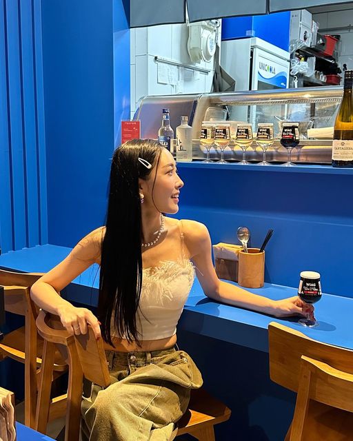 김리원 on Instagram: "#광고 by @hitahita.sikdang 저 오사카 다녀온지 얼마 안됐잖아요🍣🥢 여행다녀오고 일본 현지에서 먹었던 스시가 생각났는데, 가까운 정자동에서 카이센동으로 그 기분을 낼