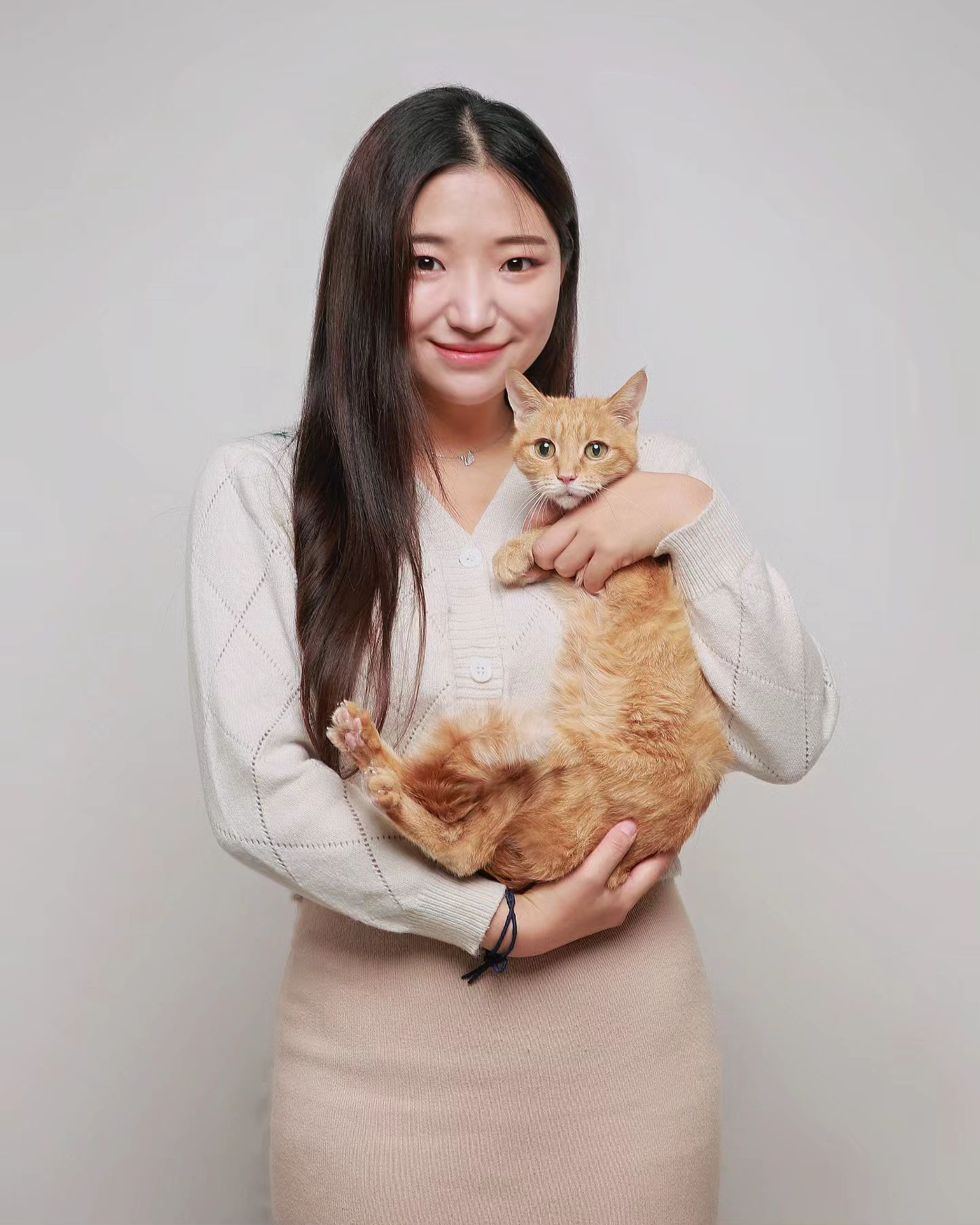 안녕, 영원한 내 고양이

내 언니였다가 친구였다가 동생이었다가 아가가 된 우리 구슬이

넌 나 없으면 안 된다는 생각에 참 열심히 버티고 살았는데 이제 보니 나한테 네가 없으면 안 되는 존재였구나

13년을 너랑 보내서 내 인생의 절 반을 너랑 함께 할 수 있어서 하루하루 행복했어

언니가 울 때마다 먼저 와서 위로해 주던 너였는데 

내 모든 걸 알면서도 편견 없이 날 제일 사랑해 주던 유일한 네가 이제 없다는 게 무서워졌어

너 없는 앞으로를 어떻게 살아야 할까 막막해

조금만 쉬다가 이번엔 정말 언니 딸로 다시 와주라 그땐 진짜 같이 쇼핑도 하고 데이트도 하고 우리가 못 했던 것들 다 같이 하자

이제 겨우 하루 지났어, 네가 너무 보고 싶어