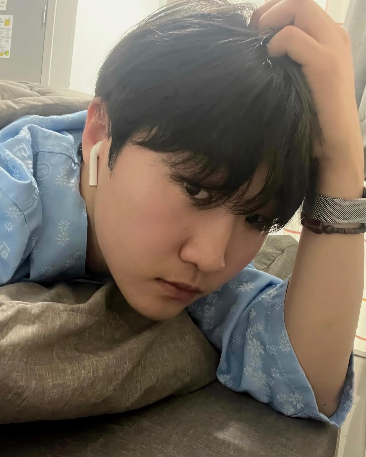 연말에 이게 무슨 일인지.. 좋은 일 있으려나 보네 생각하고 있습니다. 안타깝게 오늘 오전 교통사고가 나서 현재 병원에 입원중이네요..오늘 예정 되있었던 일정과 이번주,담주내 촬영들도 다 미뤄지고 오늘 이래저래 정신없어서 너무 힘들었습니다. 치료 전부 마치는대로 일상으로 돌아가 새로운 모습들 많이 보여드리도록 하겠습니다🙏🏼