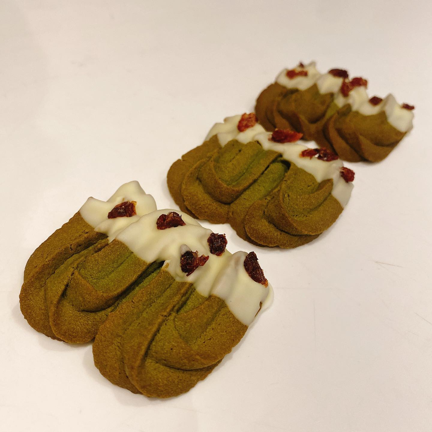 말차비에누아쿠키💜

요즘 베이킹 할 시간이 없어서
시간을 쪼개고 쪼개 만든 쿠키!

맛있어서 넘넘 다행이야~~😭
일정하게 짜는거 더 열심히
연습해야게땅⭐️
