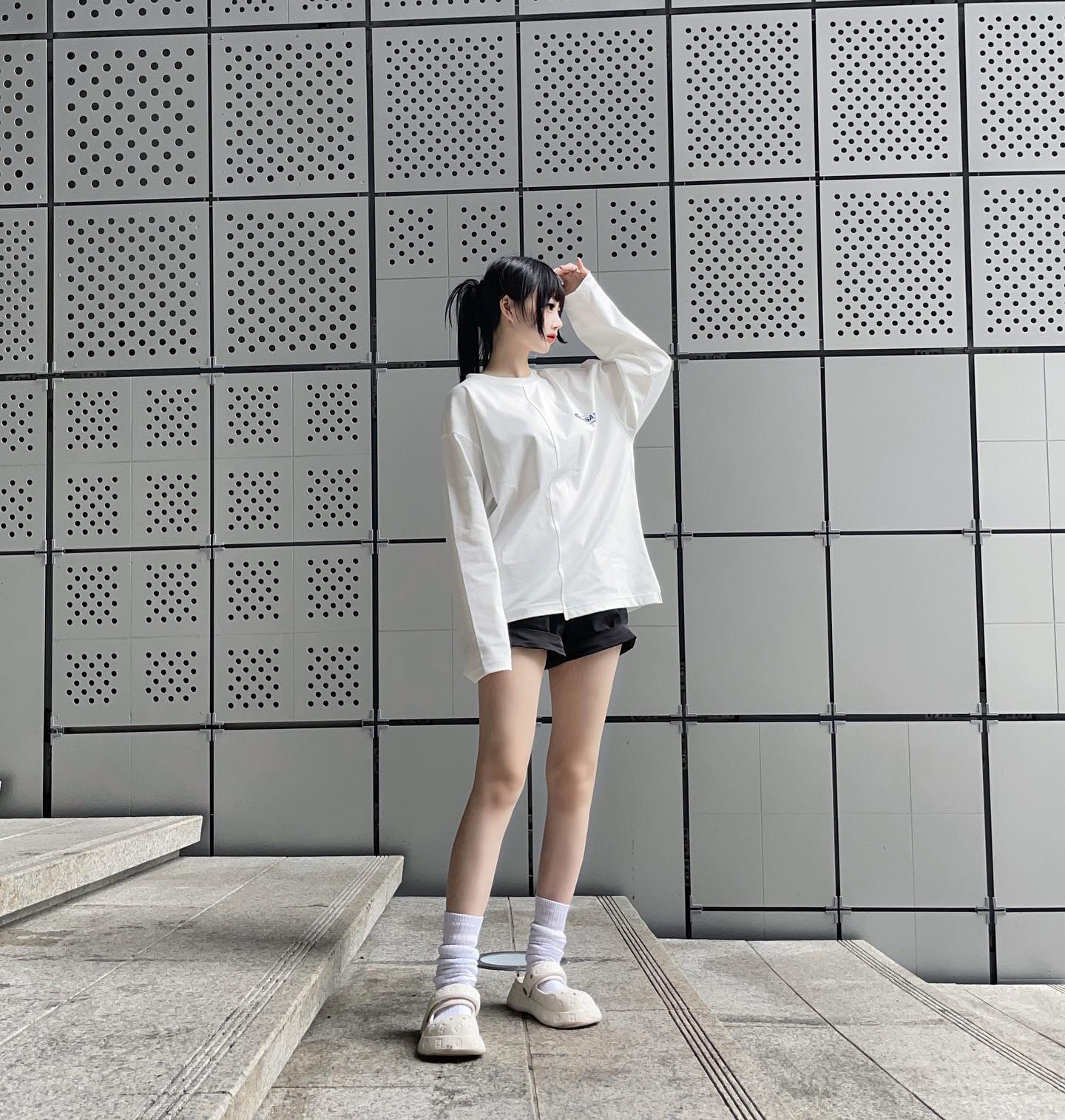 [컷팅 티셔츠 화이트]

이제 긴팔입는 날씨!!! 🤍
zensai_kr 
이번에 입은 #젠사이 컷팅 티셔츠는 
세미 오버핏 실루엣이라서 총장은 너무 길지 않으면서 
오버핏이 예쁘게 나오는 디자인이라 진짜 예쁨⁽̨̡ ¨̮ ⁾̧̢🥼

앞,뒤 절개라인이 들어가고 앞쪽 가슴부분에 
젠사이 아트워크가 포인트✔️

#zensai#젠사이#서포터즈