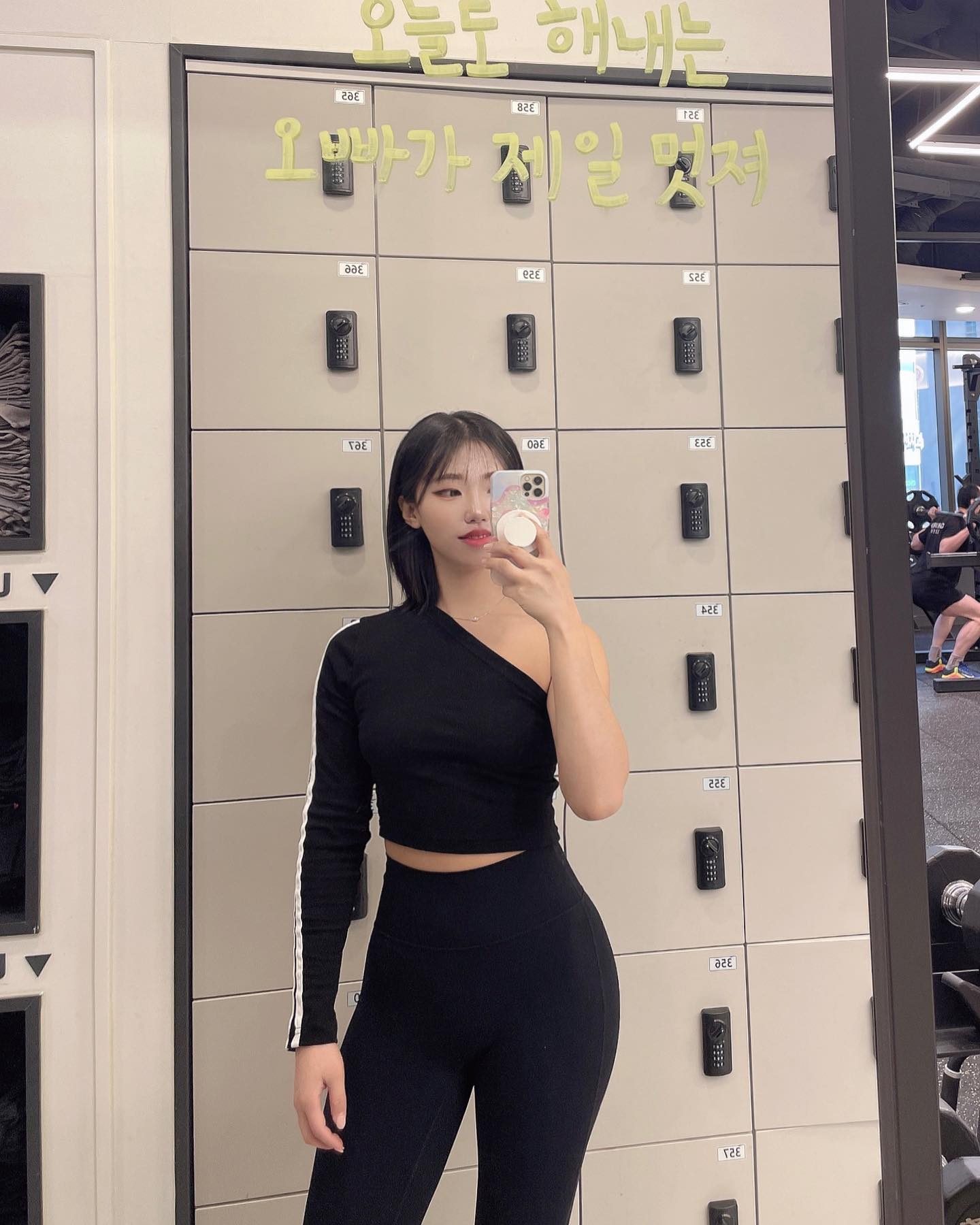 퇴사 +24일차🧚‍♀️
벌써 24일이나 놀고먹었다니! 하다가도 아직 3주밖에 안됫잖아? 싶은 요즘이에요ㅎㅎ
아직 못만난 사람이 너무많은데, 날이추워서 기동력도 떨어지고ㅠㅠ🥺
다음달부터는 그래도 이래저래 좀 바쁠예정입니다!✨

오늘 저 만난 사람들이 다 팔 한쪽 어디갔냐, 옷 잘못입은거 아니냐 하셨는데ㅋㅋㅋ
아 왜요 새로산 운동복인데 ㅠㅠ🤣
상운쌔미 찍어주고 간 영상보니까 그르네… 팔 한쪽 떼놓고 입은것 같네??👀
사실 엊그제 인바디측정하고 충격의 도가니탕이었지만…🔥🔥
어차피 2월부터 다이어트 할꺼니까 봐주세요?ㅎㅎ
다들 옷이 얇아지면 다이어트 하실꺼잖아요?😁

요새 다들 익스트림 아르기닌 광고 보셨다고 하셔서…ㅎㅎ☺️
사진 좀 더 잘 찍을껄 싶어서 한장 더 투척!
저 아르기닌 맛없어서 잘 안먹는데 맛있게 먹은게 딱 두제품 있거든요??
근데 효과가 더 좋은건 이제품인것 같아요!
확실히 같은 운동을 해도 힘의 max값이 좀 늘어난 느낌?ㅎㅎ💪🏽🔥
암튼 광고랑 별개로 추천추천 (김종국님이 모델이라 더 맘에듬)

내일부터는 진짜 덜 춥다고 하더라구요!
그래도 다들 감기 조심하세용ㅎㅎ 🩵