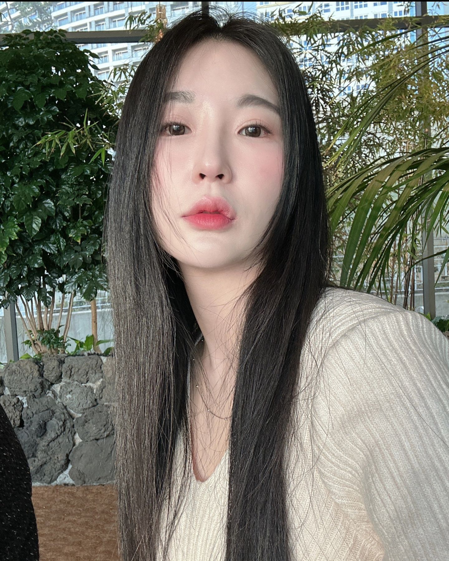 이번 여수 여행사진이에요 💗
그리고 오늘 할 얘기는 그냥 tmi입니다.

💜소울부부 [ SOUL ] 
👩소라(SOra) 👦한울 (hanUL)
12년 4월 26일에 만났고 그때 그냥 유행처럼 퍼져있던
이름 한글자씩 따서 부르던 우결(추억..요즘은 알려나?)보고 바로
저희도 지어서 소울커플로 지었쓰던게 현재까지 소울부부.
영혼의단짠 같은 느낌도 있어서 서로 좋아하고 있습니다.

💙아!여기서 다시 한번 더 얘기 하지만 인스타 전체 관리는 
[남편인 한울]이 하고 있습니다 잘부탁드립니다 💚🙇‍♂️

💝_s2_soul ⬅️여기가 와이프 인스타 인데..그렇게 많이 하는 스타일이 아니고 제가 억지로 아이디 만들어 주고 같이 하고 싶다 졸라서 겨우 겨우 시켜서 하는 거라서..구경 많이 가주세요 ㅋㅋㄱ

💗 꾸죽이[ GGUJUGI ] 
종종 영상시작이나 보면 GGUJUGI 를 넣거나 
와이프를 꾸죽이로 지칭하는게 있는데 ..네 맞습니다.
별명이고요.. 귀여운 느낌이기도 한데..
뭐 파고들면 왜 꾸죽이 인가 싶은게..
와이프 이름이 소라인데..[꾸죽]이라는 단어가 전라남도 방언이에요
ㅋㅋㅋㅋ그래서 꾸죽이..별 의미 없죠? 전 어감이 귀엽더라구요🫶🏻

오늘의 tmi는 여기까지 
항상 감사합니다 🤍
