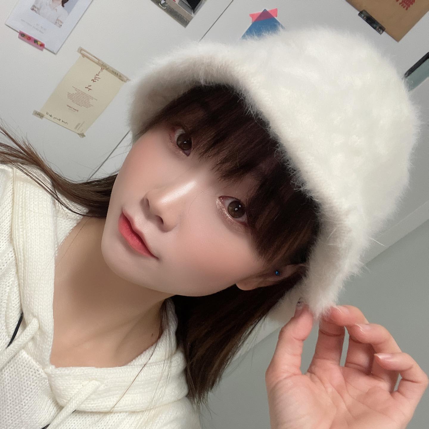 .
.
요즘 기분 내고 싶을때 메이크업 열심히 하고
출근 ,,,,,, ㅋ

까마귀라 펄잔치 여는거 좋아해서
화려한 아이팔레트가 정말 많은데
❣️손 은근 자주가는 #데이지크 #밀크라떼❣️ 
dasique_official 

이거 정말 물건이다 😚🙌🏻
데일리 하지만 먼가 우아하고 고급스러운 분위기 연출 가능!

그리고 어떤 뷰티 유튜버 메컵 영상 보다가
하이라이터를 엄청 예쁘게 했길래 알아보고 사려는데,,,,
나도 있는거 ㅋㅋㅋ #베네피트 #쿠키
(브러쉬 빨아야 겠다 🙄🙄)
benefitcosmeticskorea

🤍글린트 내내 쓰고 🤍투크 쓰고 기분 내다가
요즘은 💖베네피트에 꽂혀서 광선빔 엄청 쏘고 다닌다 ㅋㅋ
면세로 사두길 참 잘하나 칭찬해🤓👍🏻

립은
(베이스) 데이지크 01누디로즈 
(포인트) 맥 파우더키스 디보티드투칠리
.
.
#베네피트 #하이라이터 #데이지크
#메이크업 #맥 #글린트 #투크