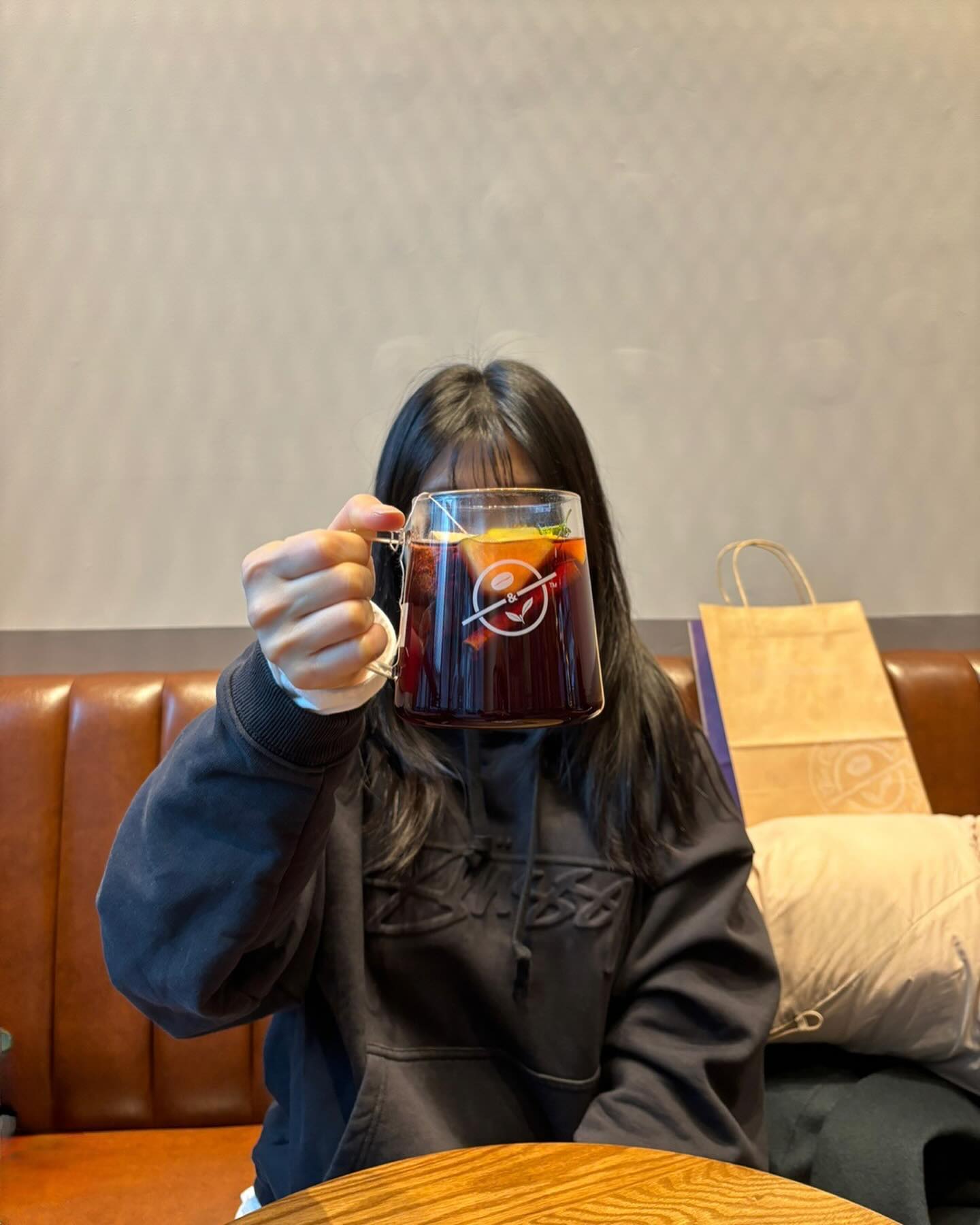 진리의 커피빈 뱅쇼 ☕️유료광고

자잘한 얼음이 매력있는 커피빈☕️

오늘은 겨울에 꼭 먹어야 하는 음료 뱅쇼를 먹으러 출동!!🍊🧡
논알콜로 만들어진 머루 뱅쇼인데 겨울에만 먹을 수 있는 한정메뉴!!🎄

은은한 진저향과 새콤새콤한 사과, 오렌지 향 듬뿍에
국내산 머루가 진한 맛이었다
몸에 따뜻한 기운이 도는 기분🍇🍷

또!!!

커피빈 2023 겨울 메뉴로 피넛 초콜릿 음료 4종이 출시됐는데
땅콩 풍미와 초콜릿이 입안을 부드럽게 해주는 달콤고소 음료도 먹었다!🍫

커피가 들어간 '에스프레소 피넛 초콜릿 라떼' 였는데
아이스로도 가능하다! 넘넘.. 맛있다..🥜

뜨끈하고 달콤하니
겨울에 카페에 가는 매력 그자체였다🌳🌲☃️⛄️

+기본적으로 저지방우유로 나오는데 일반우유나 두유로 무료 변경도 가능

아쉬워서 드립백도 포장해옴
조만간 커피빈 또갈듯ㅎㅎㅎ

문래동 커피빈🍫☃️
서울 영등포구 선유로 63

#커피빈신메뉴 #문래동뱅쇼
#문래초콜릿
#커피빈코리아 #논알콜뱅쇼 #피넛버터음료 #피넛라떼 #커피빈음료 #초콜릿라떼