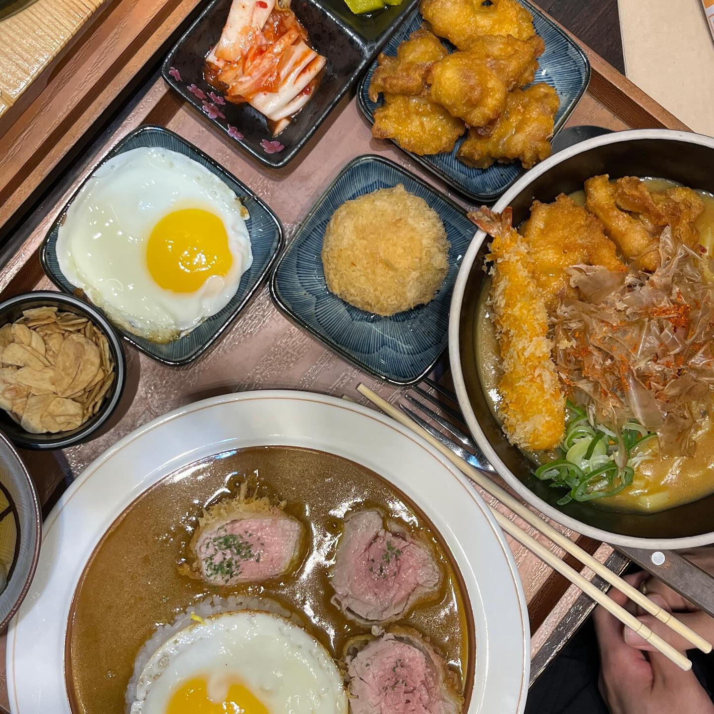 #동성로 #대구맛집 #링고카레
카레를 찐으로 좋아하는 나.....💛
카레는 또 토핑올리는 재미인데 토핑맛집이래서 가 봄!
일단 여기 카레집인데 안심카츠는 왜케 잘해요....?
토핑1위 안심카츠 2위 고구마치즈고로케 3위 소세지

카츠카레-카레도 맛있고 카츠도 맛있으니 믿고먹는 맛.
카레우동-가쓰오부시가 올라가서 섞으면 그 맛이 슬쩍나는게 굿.
치즈카레-치즈가 살짝 눌어붙으면 치즈누룽지 긁어먹는게 꿀잼
소세지도 엄청 실하고 육즙좔좔!

갠적으로 아비꼬 정말 좋아했는데.....맘속1위 갈아치웠따^0^
담에 또 갈게용♥