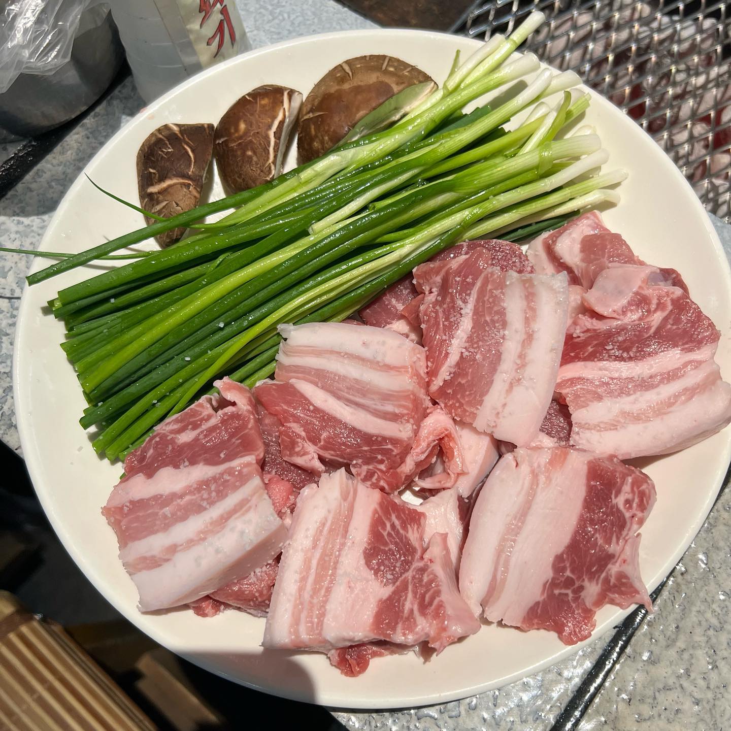 #쉽탁_마곡 #산청숯불가든

분명 지어진지 얼마 안된 거 같은 이곳인데 안에 들어가면 지리산 산골짜기에 오래전부터 고깃집 운영해온듯한 인테리어. 

진짜 이런 컨셉 만들어낸 천재만재들 으휴!
평일 저녁 웨이팅 한시간을 하고 들어갔다. 자리가 넓어서 20팀이 넘는 웨이팅이 금방 줄어들었다. 

지리산 흑돼지에 지리산 칡냉면
오랜만에 컨셉에 진심인 곳에서 맛있는 돼지고기 먹고와 소주 맥주도 적절히 곁들어주었다.

일단 발산/마곡 여기 좋네 …
큰 회사들이 많아 건물들도 다 큼직큼직하고 먹을것도 엄청 많고
인도가 넓어 야장도 많다.

을지로에 2호점이 생길정도로 빠르게 인기상승중인 산청숯불가든.

좋네 ~ 좋아 ~

🚻건물내화장실. 깨끗. 가까움. 남녀구분