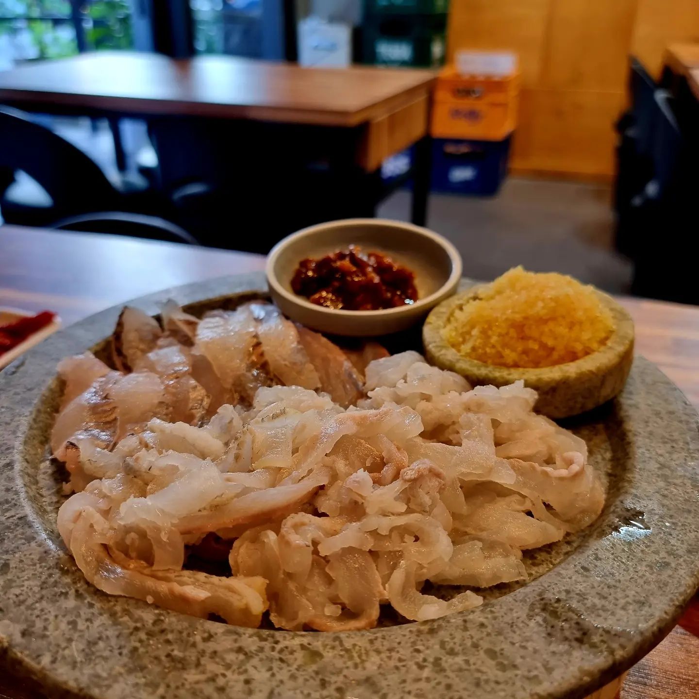 🍽#협찬 #2023혠님맛집 백서른아홉번째집
🐟🍶#못난이세꼬시회&쭈꾸미
☝🏻생선회
🗺경기 수원시 팔달구 권광로188번길 41 102호
⏰️매일 11:30 - 24:00
📋도다리 세꼬시 + 우럭막회 55,000원
📋별빛청하 2병 12,000원
👶🏼연휴 마지막날까지 알차게 먹었어용
인계동 나혜석거리 오후에 도착하고
뒤에 일정이 있어서 간단히 별빛청하
소주가 아닌게 조금 아쉬웠지만
강릉에서 도다리 세꼬시 먹은이후로
오랜만에 먹으니 더 맛있는👶🏼👍🏻
.
#여행 #맛집 #카페 #술
#food #coffee #alcohol
#hyennimmm #혠님
#혠님수원 #혠님회
#좋아요반사 #맞팔 #소통 #일상
#KOREA #Korean #Southkorea
#instafood #instagood