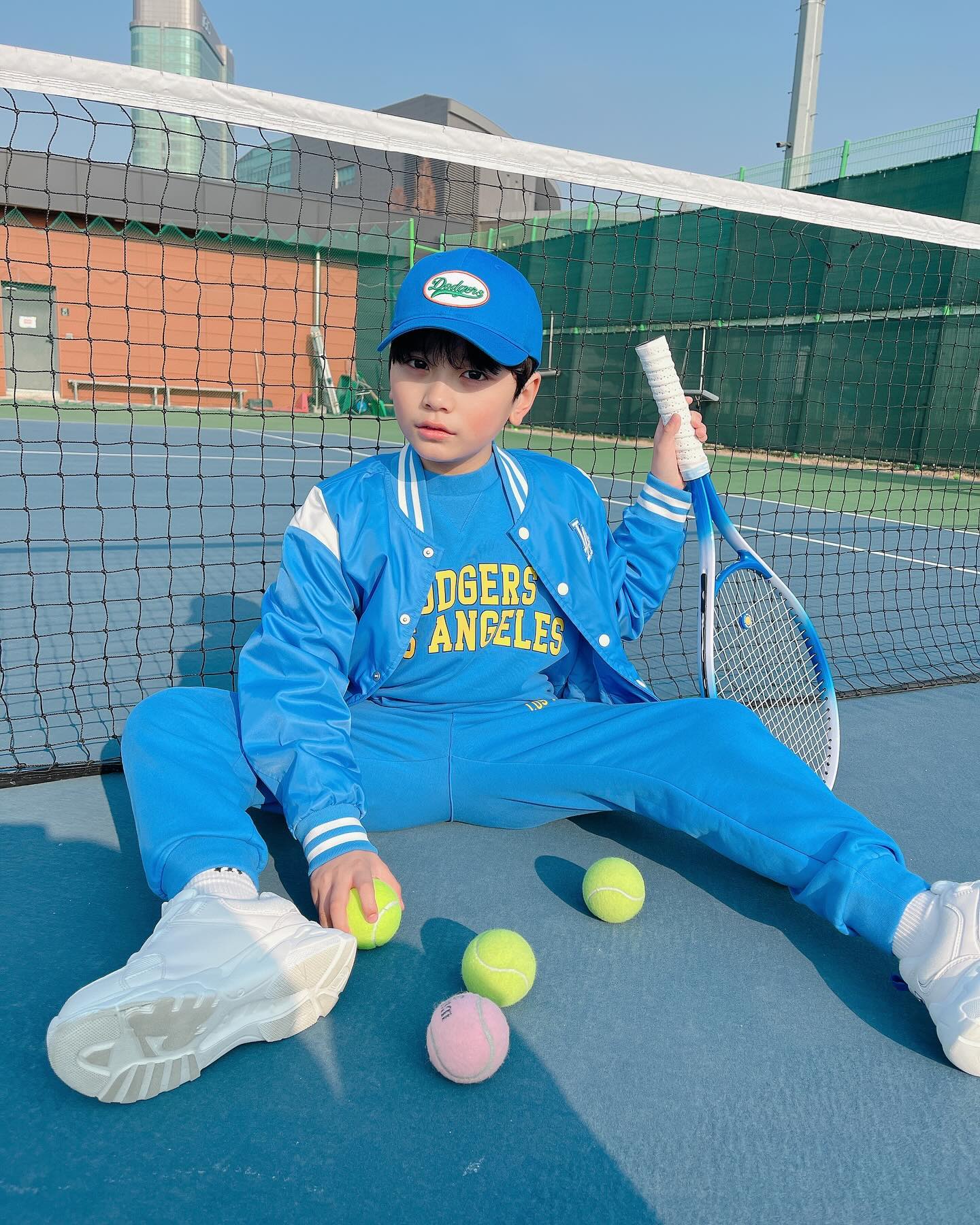#협찬 mlbkids_kr 

엠키 모자 벗으면 쌩얼로 나가는 느낌💙
어또카죠 집에서도 쓰고 있어야하나🤣
눈부심은 언제쯤 극복할수 있을까요

#슈퍼팬키즈
#SUPERFANKIDS #MLB키즈바시티
#MLB키즈바시티점퍼
#MLB키즈빅볼청키다이얼
#MLB키즈운동화