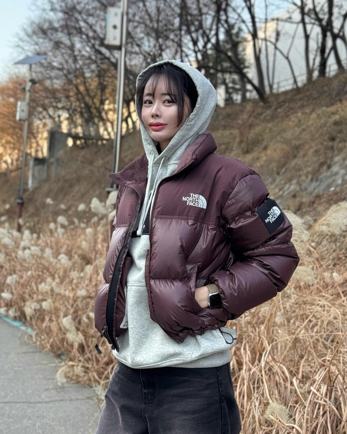 treksta_official

오늘 살짝 추웠지만 반포한강공원으로 산책다녀왔어요🏃🏃

매서운 바람을 대비해 두꺼운 패딩입고 제가 애정하는 트렉스타 신고 나갈준비 슝슝💨 
🥾이번에 제가 신은 트렉스타는 특별한데요. 트렌디한 라이프스타일의 사운드샵 발란사와 함께 콜라보해서 일반 등산화보다 색감이 예쁜느낌🎶 🌈트렉스타만의 클래식한 실루엣, 그리고 레트로 무드의 아웃도어 감성이 뿜뿜하다보니 일상 고프코어룩에도 잘 어울려요✨

착용제품 | 트렉스타X발란사 윈드리버_네이비_250

#코브라960 #마스터프로 #윈드리버 #트렉스타 #발란사 #고프코어룩