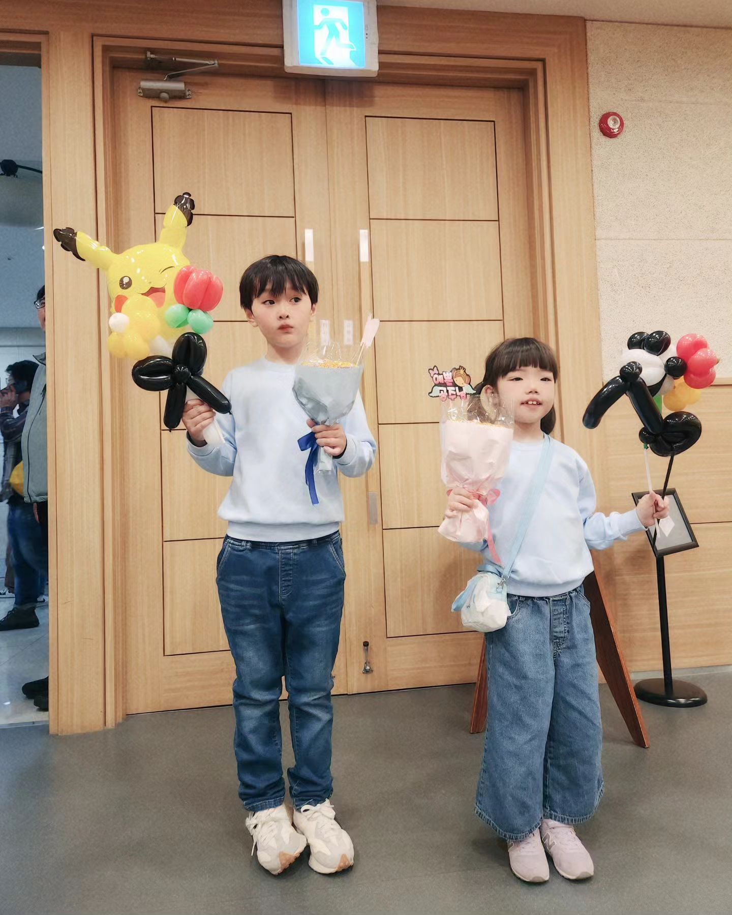 #은행나래합창단

학기 초에 이엘이가 학교 합창단에 들어가서 1년동안 매주 연습한 곡을 발표했어요^^

아침 일찍 친구들과 만나서 리허설도 하고 점심먹고 공연까지 긴시간이였지만 잘 마쳐서 너무 대견해요👏👏👏

금손 이안이 엄마의 풍선꽃다발 받아서 친구들의 부러움을 받았죠^^
kimlinezero

끝나고 친구들과 남한산성에서 실컷 뛰놀고 저녁도 먹고 주말이 휘리릭 지나가버렸답니다😉

1년 동안 잘 가르쳐즈3신 복지선생님께 너무 감사해요♥

.
.
.
.
.
.

#20231104 #성남은행초등학교 #은행나래합창당 #초등합창단 #8살 #아들 #이엘그램 #아들맘 #육아소통