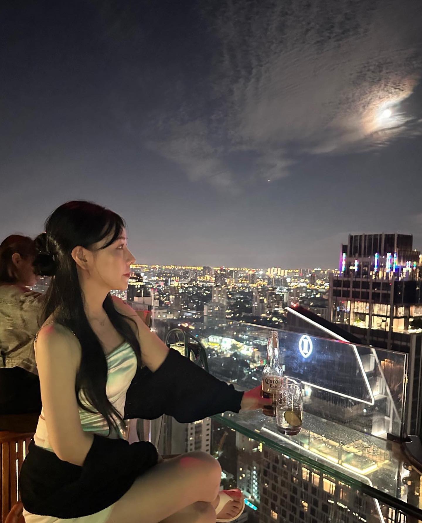방콕하면 꼭 가야하는  루프탑 바 티츄카🇹🇭
이쁜 사람 너무 많고, 방콕이 한눈에 다 보여 
아름다웠지만 너무 높아 무서워서 다리가 후들거렸던😝

#방콕#방콕여행 #방콕맛집 #방콕호텔 #파타야 #파타야여행 #파타야맛집 #파타야호텔 #파타야바다 #해외여행 #해외여행지추천 #티츄카 #티츄카루프탑바 #장거리#장거리연애 #장거리커플#커플 #커플사진 #커플룩 #여행 #여행사진 #여행맞팔환영 #일상 #소통#데일리#좋아요 #럽스타 #럽스타그램❤️ #ootd