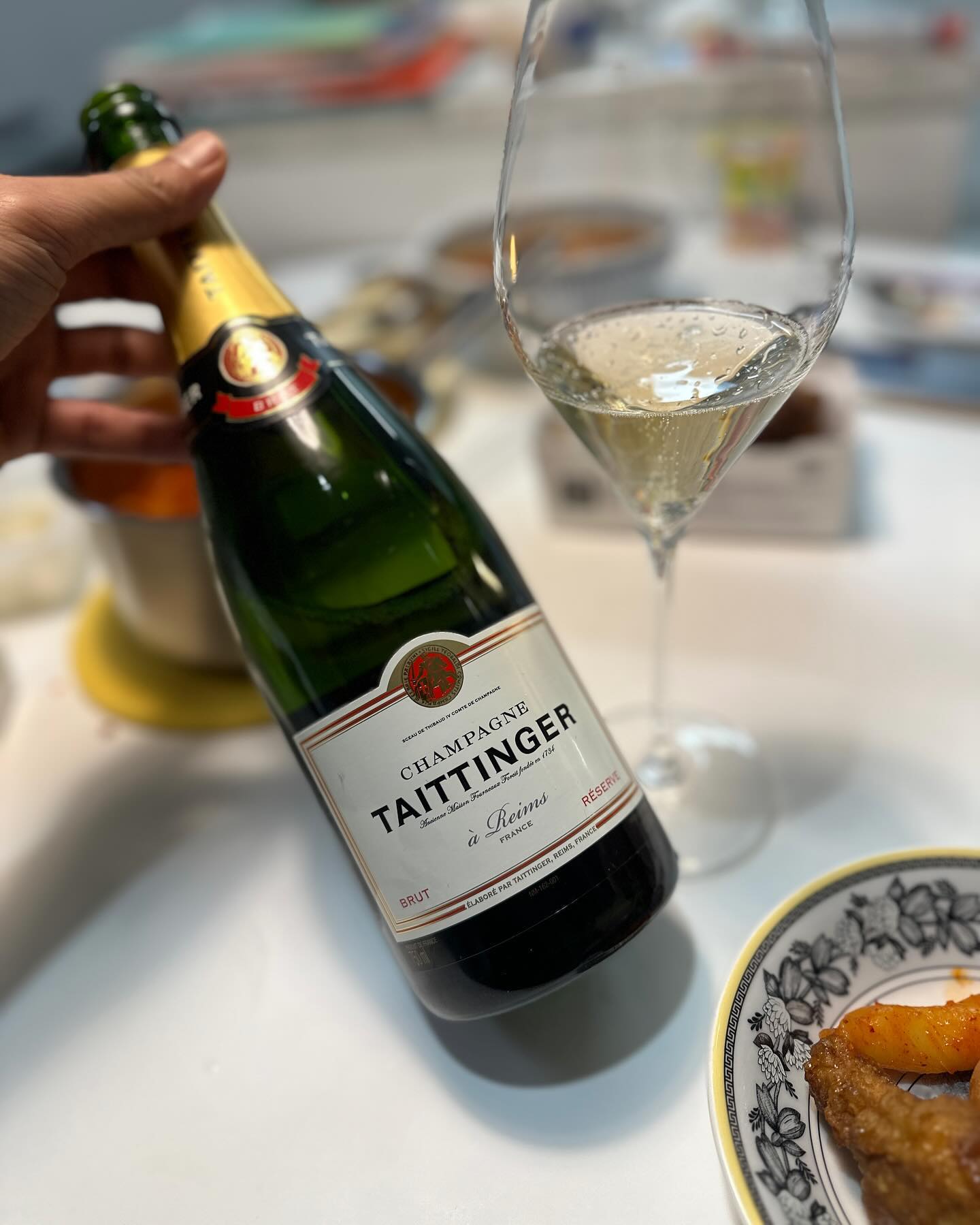 오랜만에 집에서 와인 한잔~~
차암~~ 맛있네요😍
2024년에는 좋은 일이 가득하길~🤩
.
#와인 #데땅져 #샴페인 #와인스타그램 #와인추천 #취미스타그램 #2024년화이팅