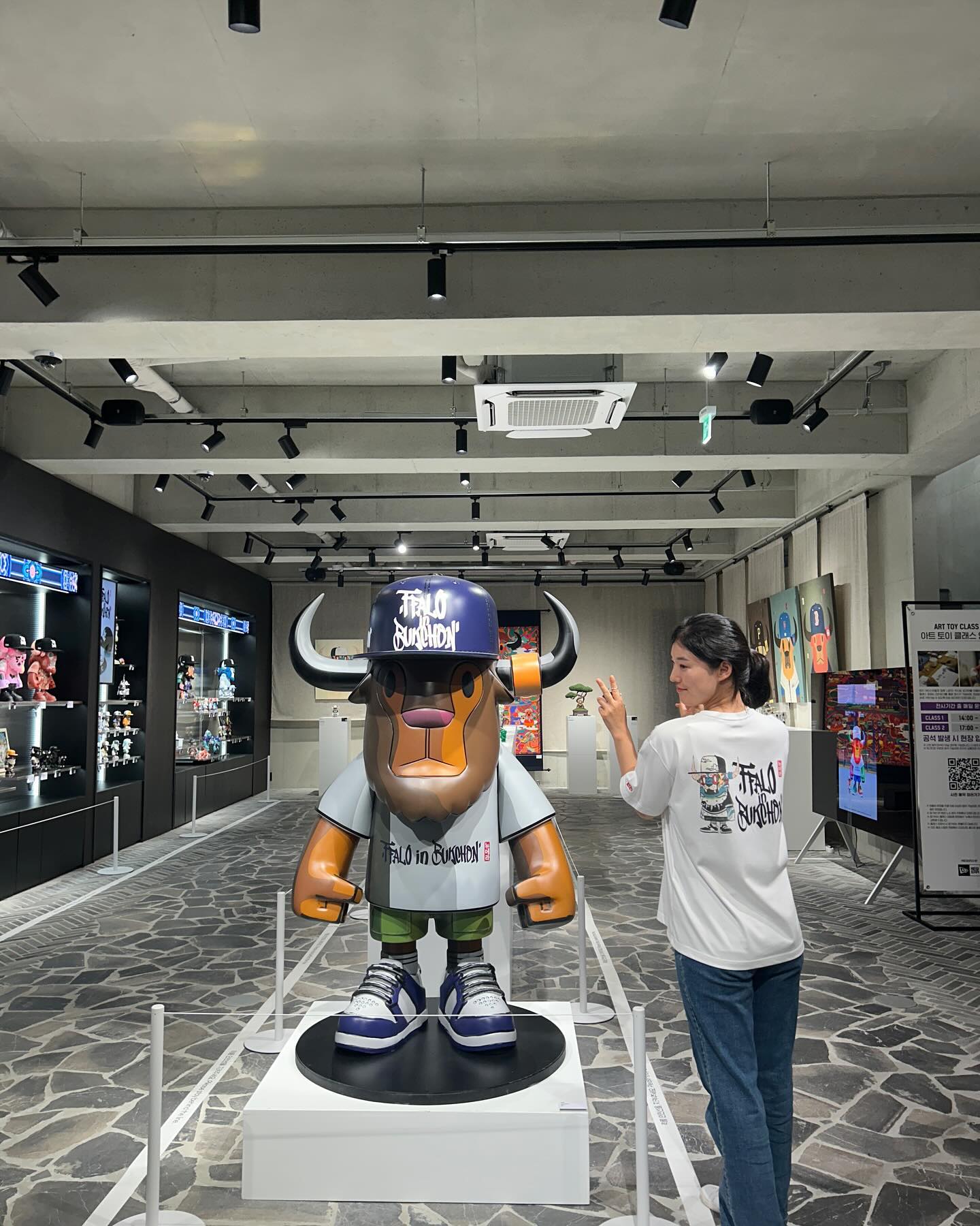 뉴에라 마스코트 팔로와 아티스트들의 콜라보 작품들을 무료로 보고 나만의 커스텀 팔로도 만들 수 있는 곳 #안국 가실 일 있으면 가보세요☺️ 작가님들의 아이디어가 너무 재밌어서 시간 가는 줄 몰랐어요 제가 스탠바이미가 필요하긴한데 ㅋㅋㅋ 저 말은 진심입니다 💙
#팔로인북촌 #FFAL0
