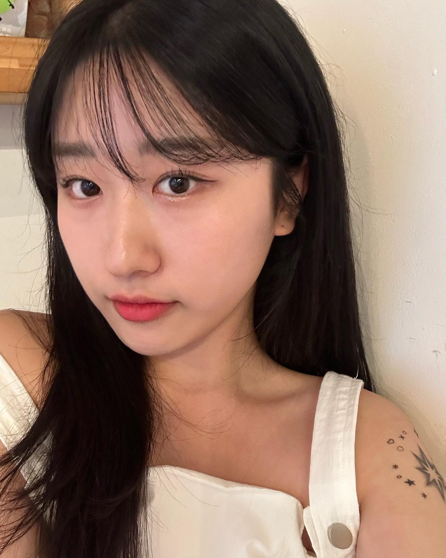 흘러내리는 옷 올리느라 바쁜 어좁
