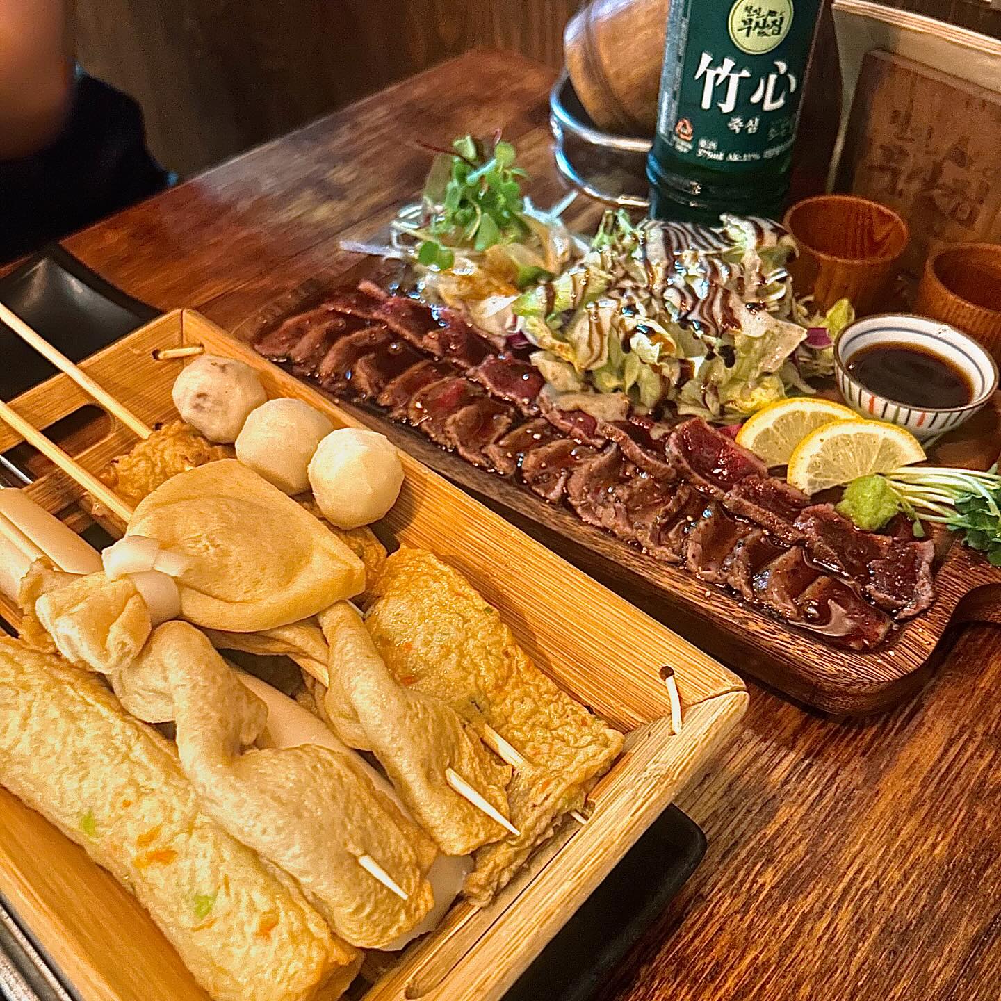 협찬) 따끈한 오뎅에 소주한잔💛
#철길부산집다산 #다산맛집

🍴오뎅바로 유명한 철길부산집!! 오랜만에 왔더니 여전히 좋더라구요❤️

🍴아니 오뎅만 종류별로 많은줄 알았는데 세상에나 안주 종류가 왜이렇게 많은거지?! 저 눈돌아가여..🥹

🍴오뎅도 종류별로 먹고 육사시미도 먹었는데 엄청 부드럽고 소스도 달달하고 존맛 ㅜㅜ 소주 무한대로 들어감 ㅎ

🍴철길부산집 마크가 써져있는 죽심 이라는 술도 먹었는데 매실맛도 나고 너무 맛있었어요! 매화수에서 달달한 맛만 빠진 느낌?! 친구랑 저거 5병 마심요><

🍴철길부산집에서 간단하게 술한잔 하러가세요💛

📍경기 남양주시 다산중앙로123번길 22-16 샤르망프라자 1층 108호
⏰매일
  17:00-02:00 (01:00 라스트오더)
 
#철길부산집 #다산술집 #남양주맛집 #남양주술집 #다산이자카야 #다산동맛집 #다산동술집 #철길부산집다산역점 #스토리앤체험단 #스토리앤미디어
