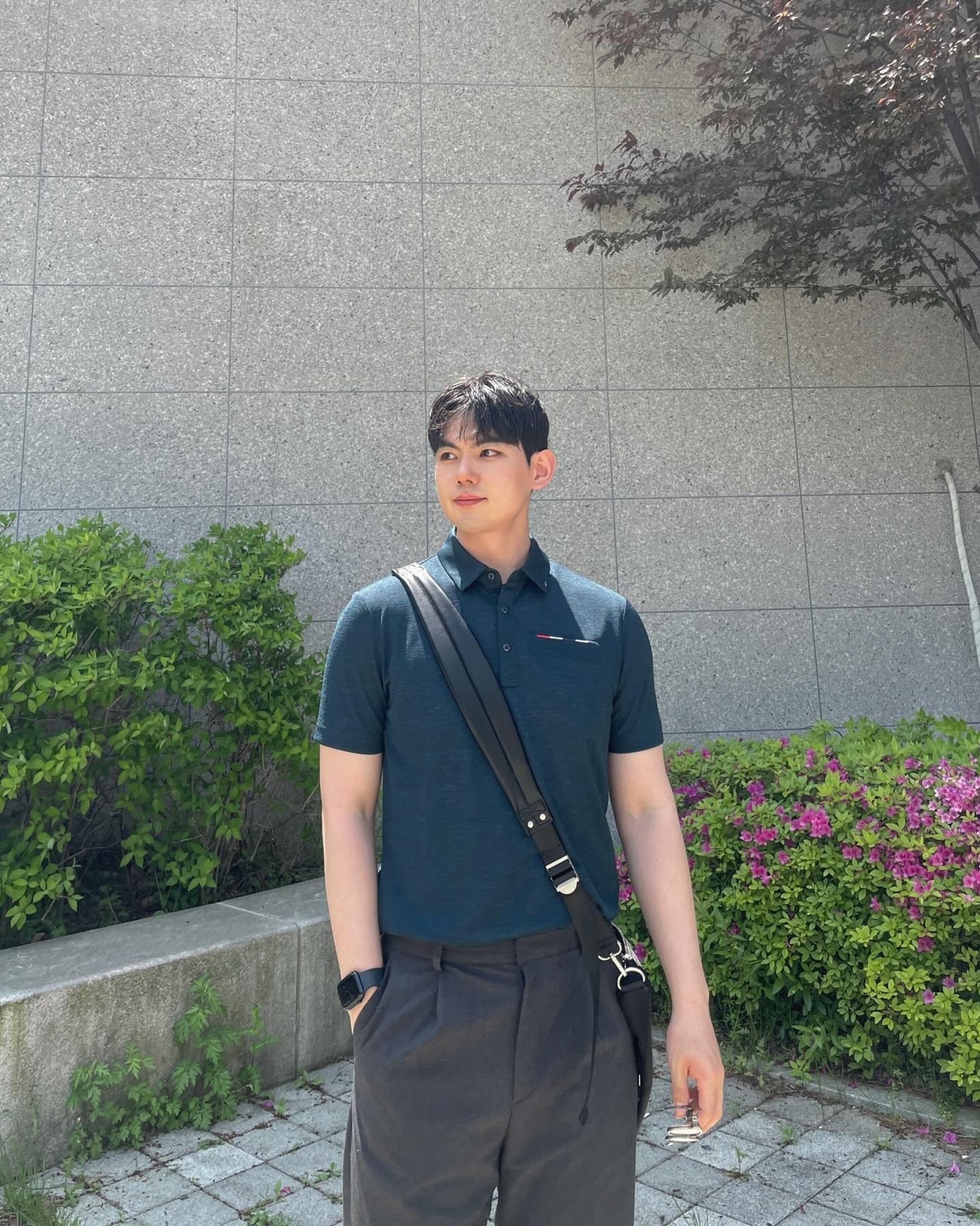 #협찬 jdx_official_kr 

‘남성 사색 블루종 레에리‘

사색 포인트 블루종 제에리 티셔츠로 가슬거리는 터치감의 소재로 통풍, 퀵드라이, 쿨터치 기능으로 쾌적하게 착용하기 좋습니다!✨✨

허리 블루종 디테일로 캐주얼한 실루엣을 연출하기 좋네요😌😌

드디어 금요일이닷!! 다들 즐거운 연휴 보내세요‼️

#jdx #골프웨어 #골프웨어추천 #라운딩패션 #골프룩 #라운딩룩 #여름골프룩 #남자코디 #코디추천 #남자패션 #오오티디 #데일리코디 #옷스타그램 #오늘뭐입지 #ootd #ootdfashion #korean #koreanfashion
