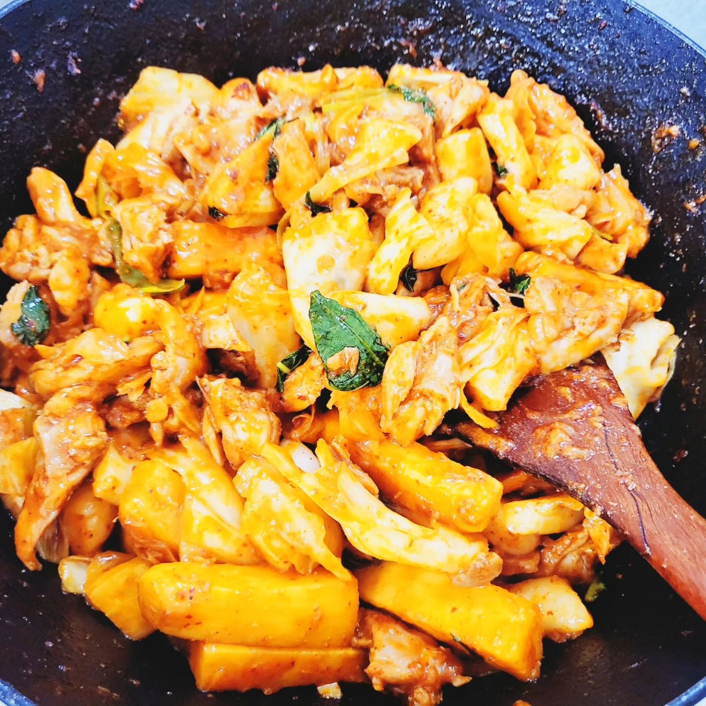 #협찬 #순우리춘천닭갈비 택배로 받았는데 아이스팩과 함께 신선한 상태로 배송되었어요양념이 다 되어 있으니 익히기만 해서 먹으면 되어 아주 편하네용~♡
쌀떡과 야채꾸러미 고구마 대파 양배추와 추가양념도 함께 왔어요.~!

팬에 볶아 먹을 때 야채를 넣어도 추가 양념이 있어서 간을 보고 맞게 추가해주시면 편하답니다.
정말 부드러운 식감에 한 번 놀라고 맛난 양념에 또 한 번 놀란 나의 입^^밥도둑이 따로 없다는...♡
오늘 호강했네요! 집에서도 간편하게 먹을 수 있는 #순우리춘천닭갈비 #캠핑먹거리 필수템 #춘천닭갈비 챙겨서 #캠핑 떠나고 싶어지네요~~
