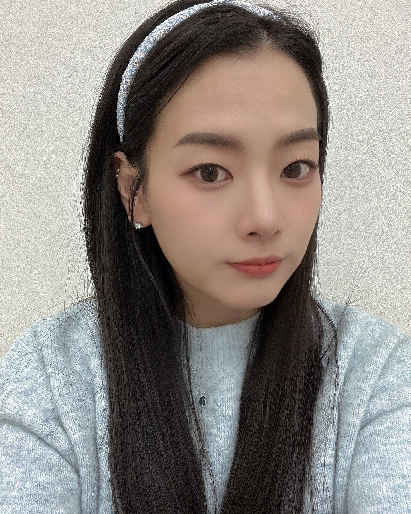 오늘 메이크업 너무 맘에들었는데!!!! 
같이 방송한 쇼호가 거의 아이돌이라
나는 진격의 거인 같았….😂
앞으로는 꼭 브이넥이나 넥라인이 보이는 옷읕 입어야지..
그래도 매번 모니터링 해주는 친구들이
많이 늘었다고 했다 !! 🥰
더 열심히 갈고 닦아 내년엔 더 승승장구하자.

#모바일쇼호스트 #쇼핑라이브 #네이버쇼핑라이브 
#쇼호스트메이크업 #청담헤츠 #예뻐져라나 
#daily #today #selfie #instagram