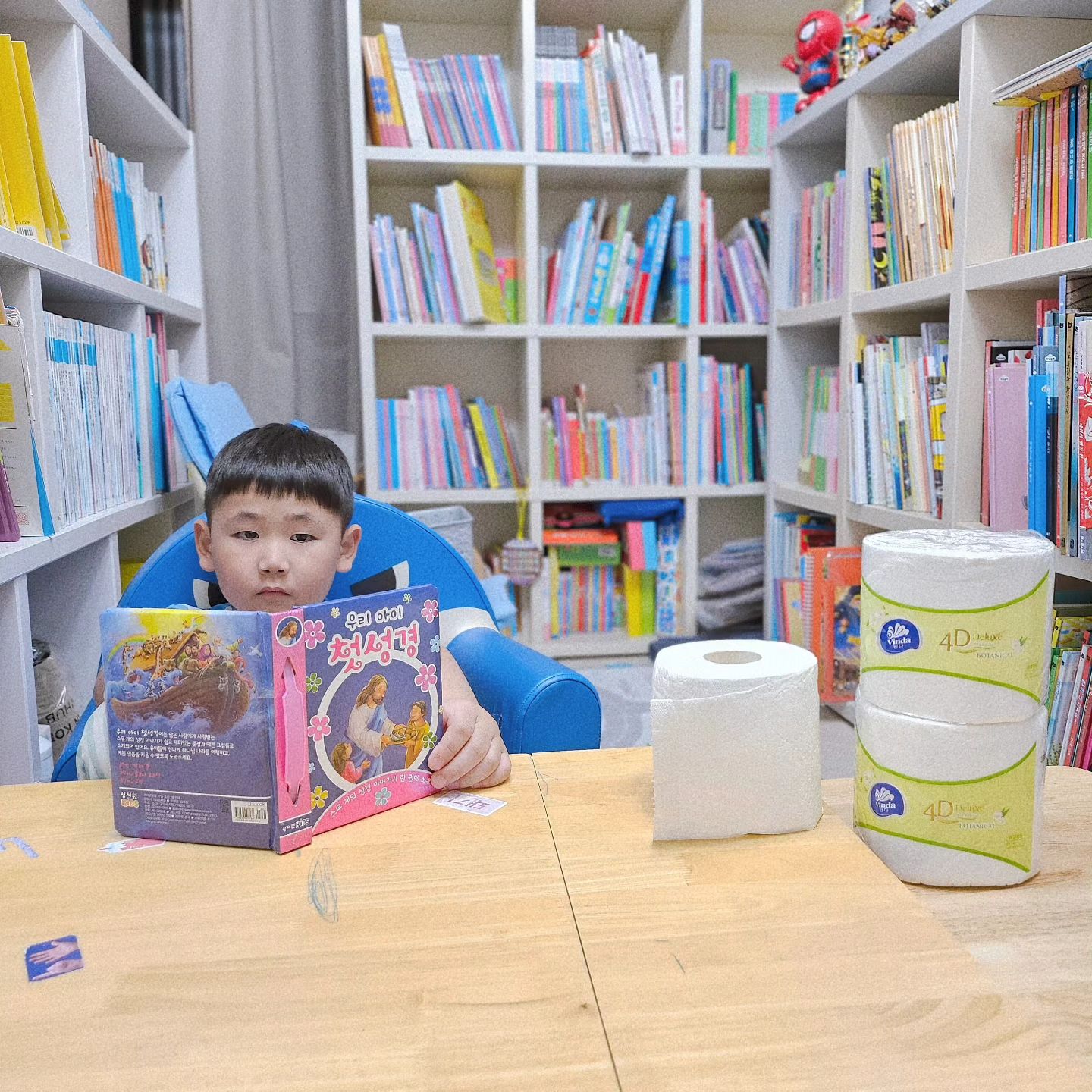 #광고

먼지 없는 각티슈를 찾아 헤매이다
#빈다각티슈 로 정착한지도 어언 1년차.
이번에 두루마리휴지도 전부 빈다로 교체했다!

먼지 없는 화장지라 선택했기도 했지만
유럽 4D 디럭스 보타니컬 엠보싱 롤 화장지에
개별 포장이 되어있는데 굉장히 충격이었다.

이렇게! 소비자를 위할 일 이었다니 💚🧡
큰 봉지를 뜯으면 낱개 휴지들이 굴러다닐 때가 많은데
빈다 두루마리휴지는 하나하나 개별포장이 되어있어
매우 위생적이기에 만족했다.

100% 천연펄프로 만들어진 빈다 휴지에서는 은은한 보타니컬 향이 느껴진다. 참나, 향까지 좋다 ㅎㅎㅎㅎ

4겹 화장지! 써 보셨나요!?!?!? 진짜진짜~~~ 완전 좋다.
앞으로도 우리집에서 함께하즈아 , 빈다 💛

vinda_korea
#빈다 #vinda #빈다화장지 #아기화장지 #먼지없는화장지 #집들이선물 #휴지추천 #온가족휴지 #화장지추천