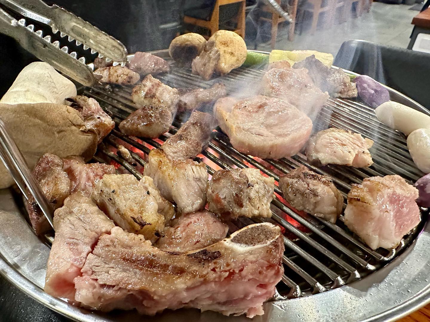 🌟 마산산호점의 이베리코 돼지고기 철학을 체험하러 왔어요! 🍖

오늘은 특별한 맛의 여정을 시작했습니다. 마산산호점에서는 무항생제 이베리코 돼지고기를 최상의 품질로 제공하는데, 그 맛은 진정한 고기 마니아의 꿈이었어요. 이 돼지고기는 스페인의 특별한 환경에서 자란 건강한 돼지들로 만들어져 있어요.

주문한 요리는 눈과 입에 즐거움을 안겨주는 아름다운 조합이었습니다. 돼지고기의 부드럽고 풍부한 맛, 그리고 고기의 질감은 정말 감탄스러웠어요. 특히, 지방이 적고 기름살의 향이 일품이라고 해서 더욱 기대를 가득 했습니다.

마산산호점의 전문 서버님들이 고기를 정말 맛있게 구워주셔서, 맛있는 식사와 함께 특별한 시간을 보낼 수 있었답니다. 이렇게 맛있는 고기를 먹으며, 건강과 즐거움을 함께 누릴 수 있는 곳을 찾는 분들께 강력하게 추천해요. 마산산호점은 진정한 고기 사랑자들을 위한 천국이에요. 🍽️❤️ #이베리코돼지고기 #고기맛집 # #마산맛집
 
#산호동맛집
 
#마산고기집
#마산삼겹살

#마산산호동맛집
#마산김형제고기의철학
 
#마산데이트
#마산가볼한곳