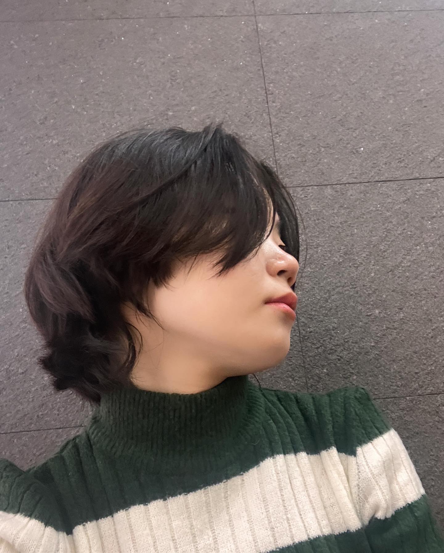 앞머리 내러 모처럼 이발하러 갔다가
기장이 안 나와서 가지고 간 사진 속 스타일 포기한 결과물 🥲