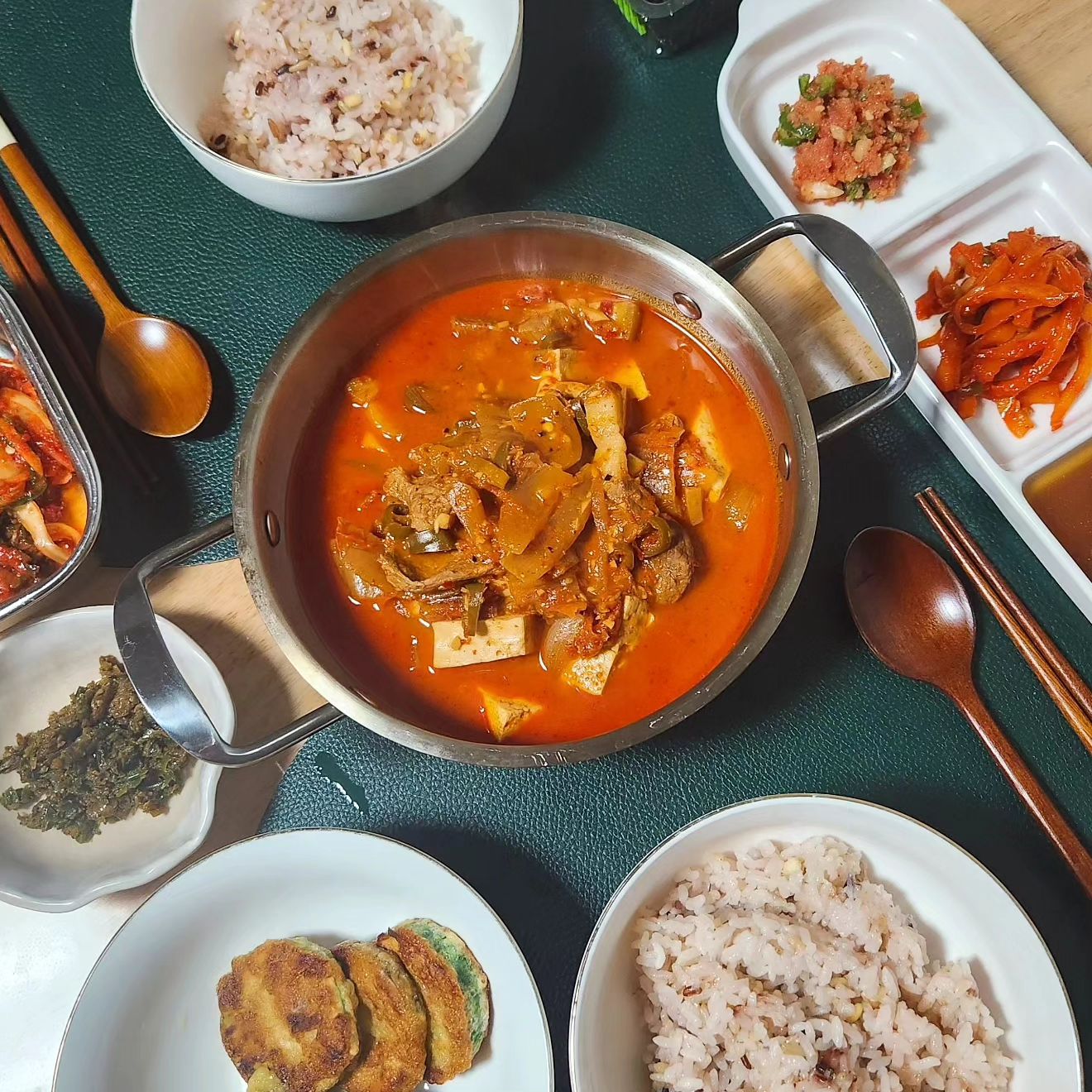 연휴 순삭하고 마지막날 뚝딱 한상💕 

우선 밥은 저탄잡곡+녹두+찹쌀+백미 섞어서 밥했더니
밥만 먹어도 너무 맛있더라구요!!! 영양도 가득해서 굿굿👍 

메인은 돼지고기 가득 넣은 #돼지고기김치찌개 
실비김치도 넣고 묵은지도 넣어서 얼큰하고 시원하게 끓여주고🔥 

반찬으로는 계란물 입힌 고소한 #애호박전 ,
새콤달콤하게 무친 #도라지무침 , 밥도둑 #명란무침 ,
추석에 시골에서 받아온 #고추다대기 , #맛김치 ,
마트에서 산 #본죽돼지고기장조림 , #들기름김 까지 완성! 

김을 안 꺼낼 수가 없었어요.. 
무조건 김이랑 먹어야 더 맛있는 조합이라 😆〰️✨️✨️ 

오늘도 맛있게 잘 먹었습니다🩷