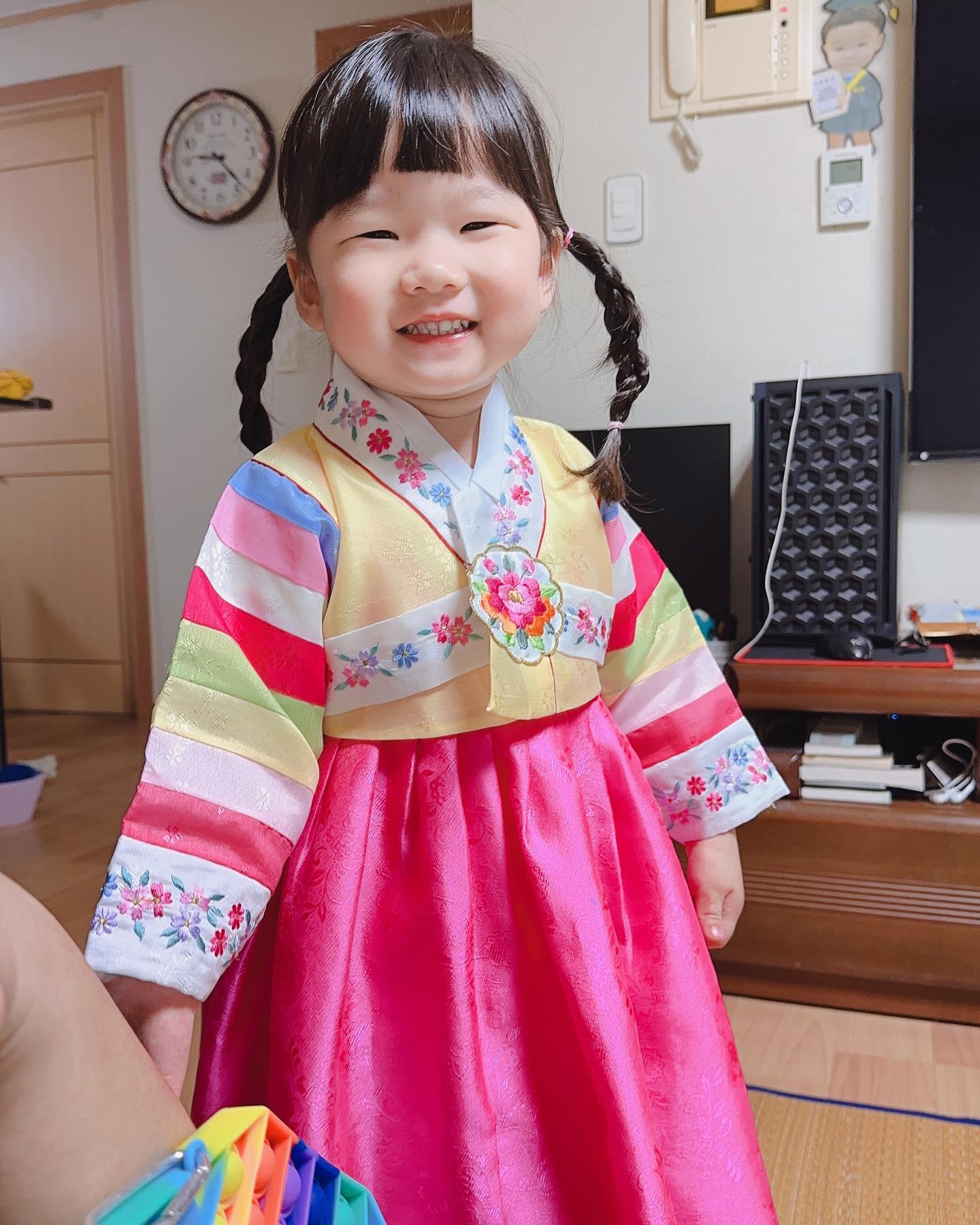 #명절 #추석연휴 #길고길었다 
#연년생남매 #4살 #5살 
.
.
이번 명절엔 충주와 창원 모두 🥰
연휴가 길어서인지 다행히도 밀리지 않고
4시간안에 창원도착 ^^ 멀긴 진짜 멀다
우린 도대체 어떻게 5년을 장거리연애했을까싶네
ㅋㅋㅋㅋㅋㅋㅋㅋ날이 따뜻했던 창원 
킥보드도 타고 할부지가 자전거도 태워줬는데
사진은 없네 🥹 아쉬버라 ..ㅎ..ㅎ
.
.
시댁에서 맛있게 명절전날 먹고 윷놀이도 하고
순식간에 10만원 잃었지만 그래도 꿀잼 ㅋㅋㅋㅋ
친정가서는 오랜만에 친척들모두 

.
모여 맛있는
저녁식사대접하고 파김치 나눠드리고 2차에 3차까지
어후 찐하게 놀고서 담날 🫠🫠 성해도 만나서
울아빠와 맛있는 고기먹고 또 2차 ㅋㅋㅋㅋㅋ
연휴동안 술 원없이 먹어서 어제오늘 생각도 안남
.
.
어느덧 4살 5살이 된 윤남매 👦🏻👧🏻
진짜 감사한건 창원가는 4시간 내내 찡찡한번 안하고
잘 가주고 창원에 있는 시간을 너무너무 좋아한단거
병윤인 창원에 살고싶다고 오히려 말할정도 ㅋㅋㅋㅋ
돌아올때도 낮잠 잘자고 잘 와줘서 편해땅 히히
빡시게 돌아다녀서 오늘은 병원투어에 낮잠으로
에너지 충전...이제 모하쥐 🙊 
.
.
.
#남매 #남매맘 #다키웠다✌️ #귀요미 
#육아일기 #좋반 #좋아요반사 #좋아요
#육아소통 #소통환영 #맞팔 #육아맞팔