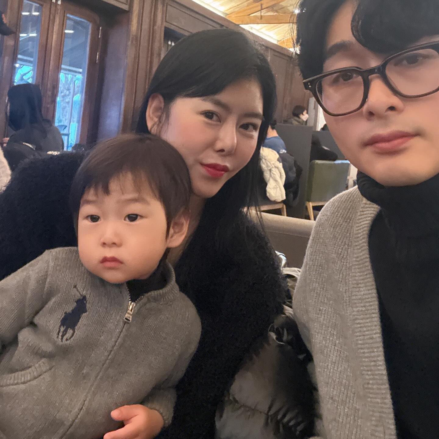 몇일 전 
우리딸 어디있니? 
사진 보면 뭐라 하겠군. . .
애비야 올려도 되지?
잘생긴 아들과 애비^^
아들 자고 일어나서 부었녜??
#부부스타그램